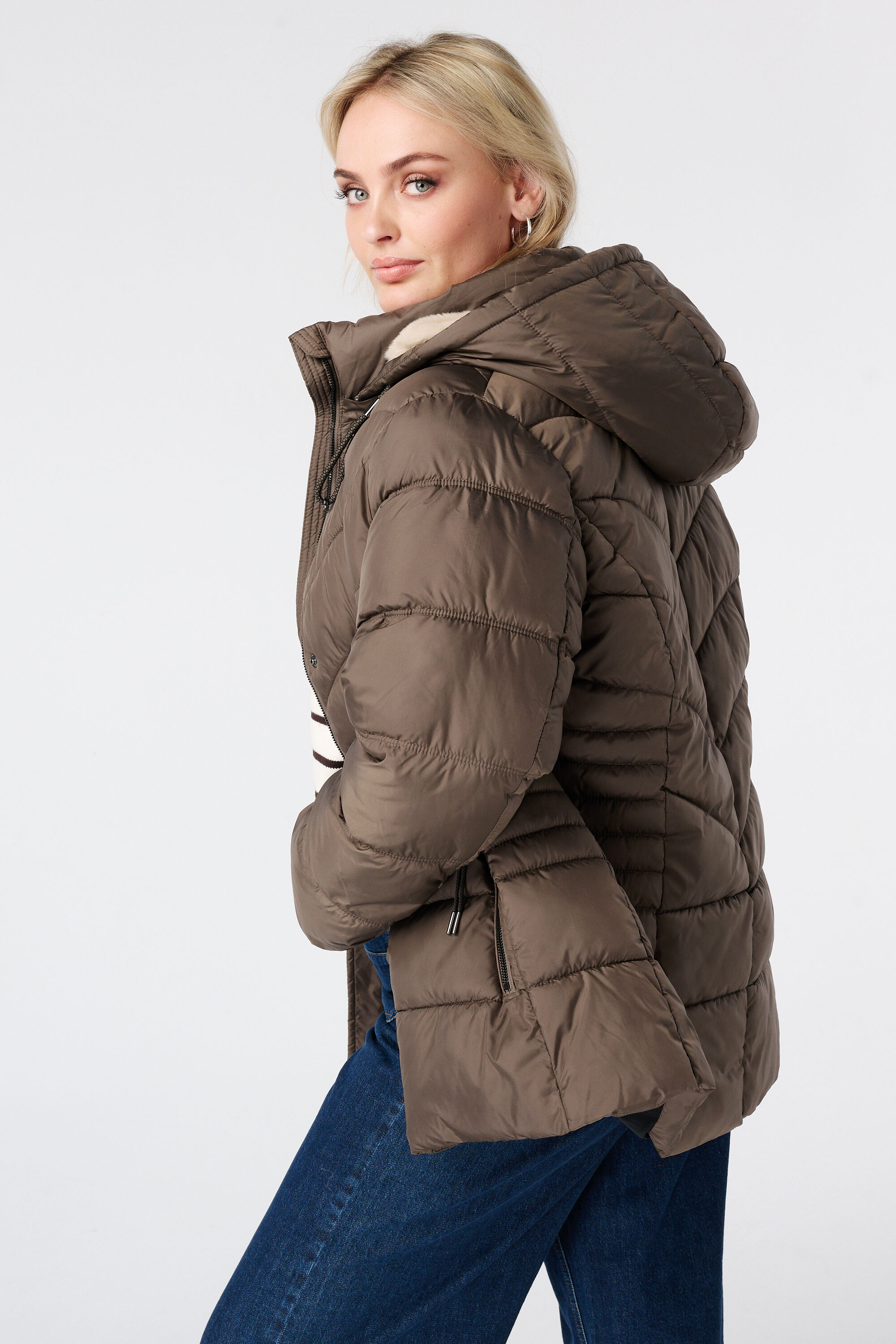 Chaqueta acolchada con capucha image number 1