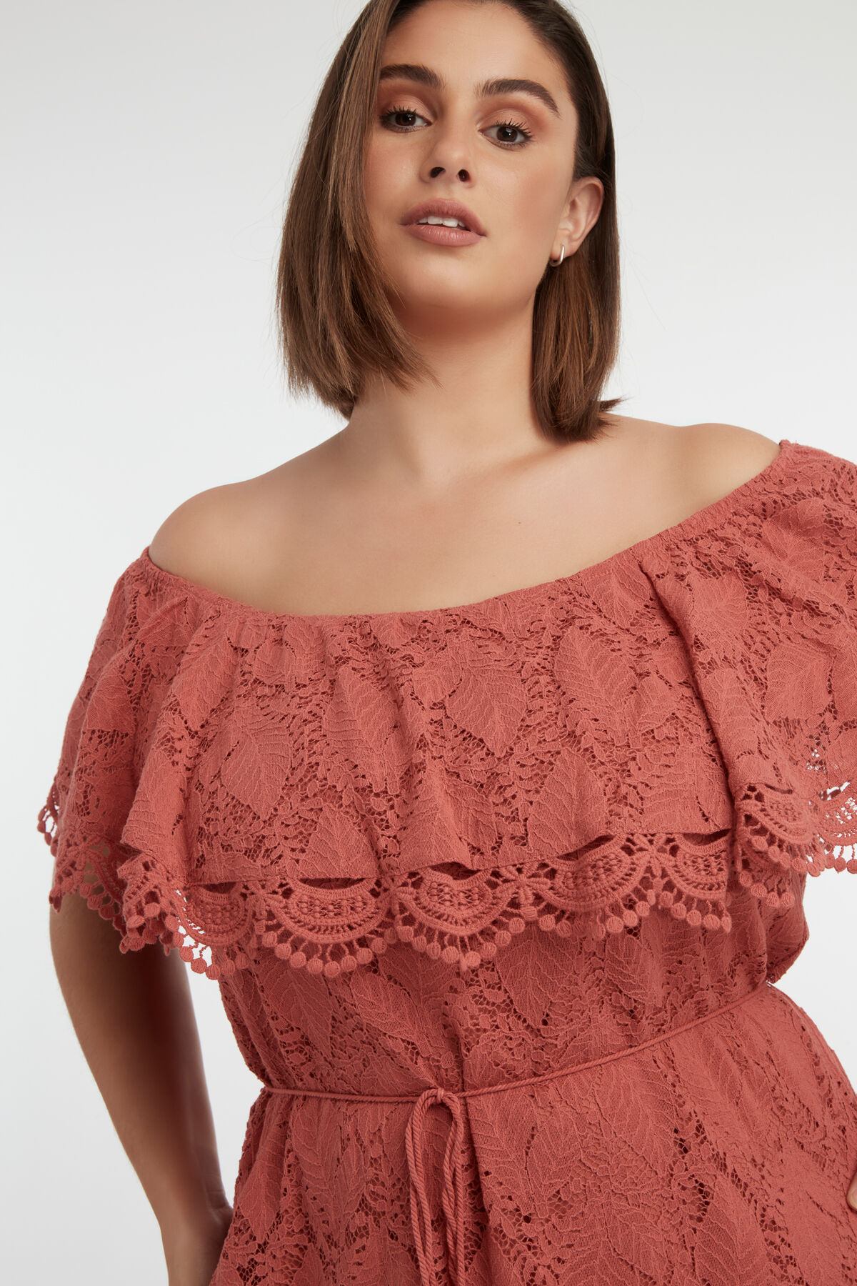 Vestido de encaje con hombros descubiertos image number 4