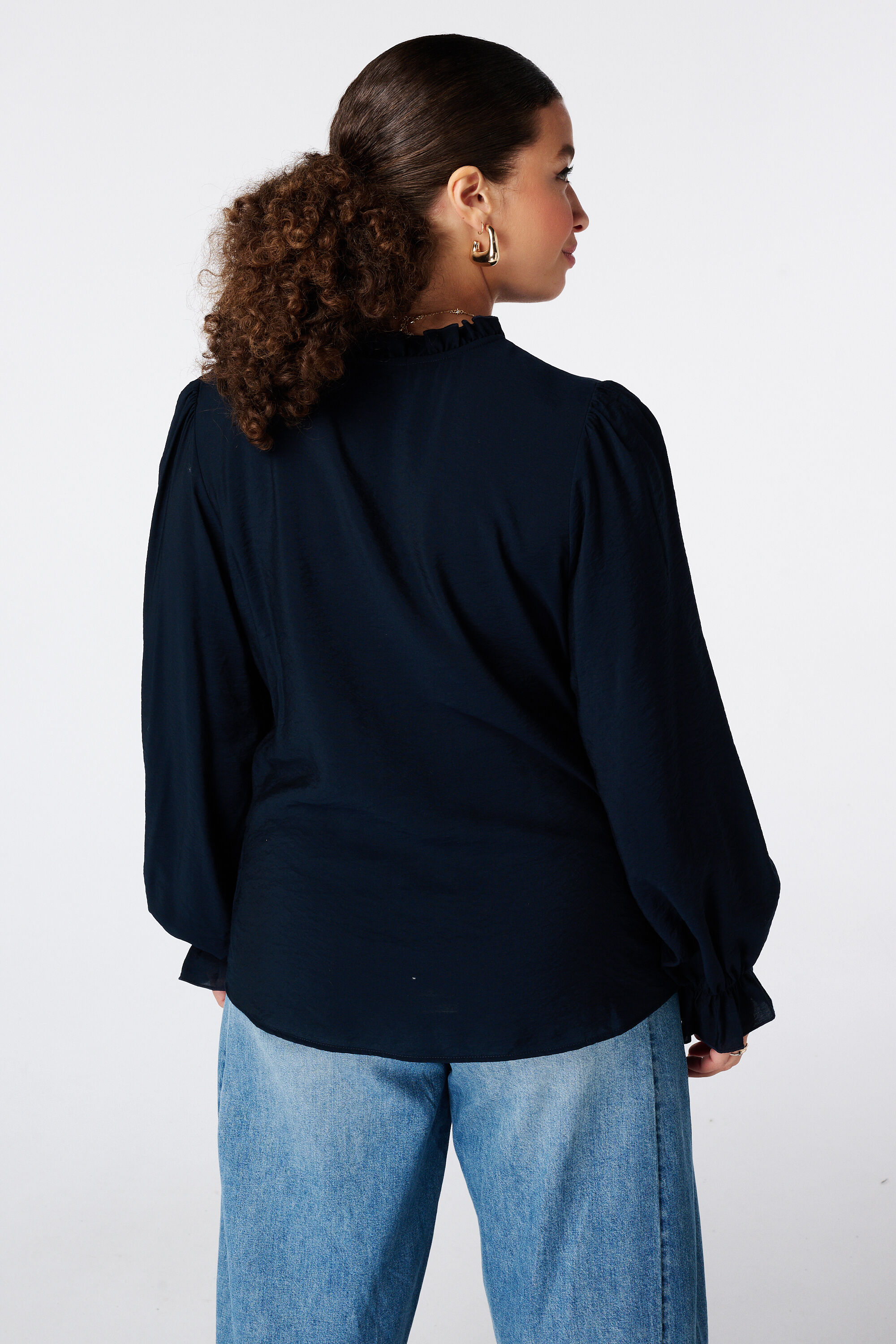 Blusa con volantes image number 3