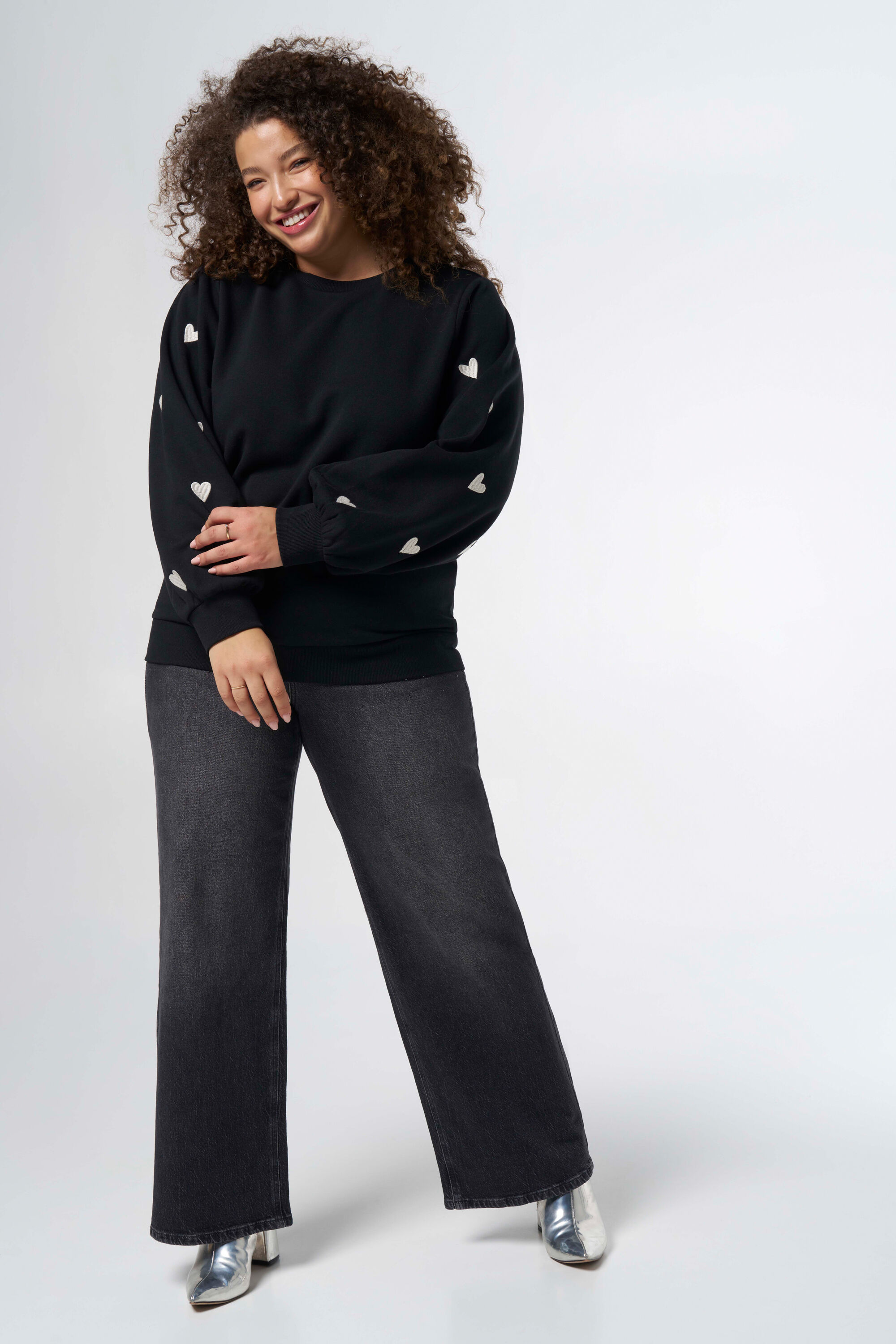 Su&eacute;ter con patr&oacute;n de corazones image number 5