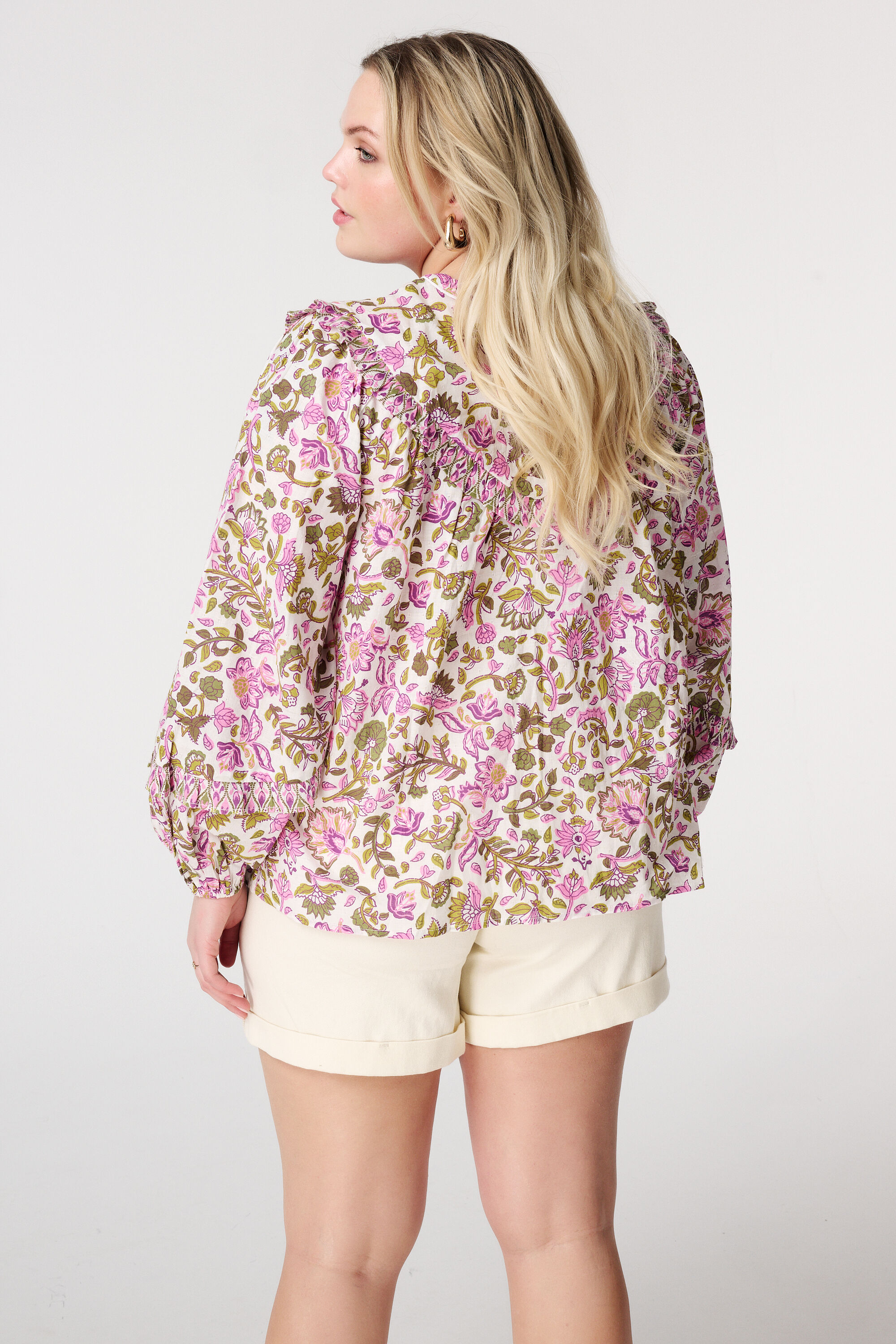 Blusa con volantes como detalle image number 3