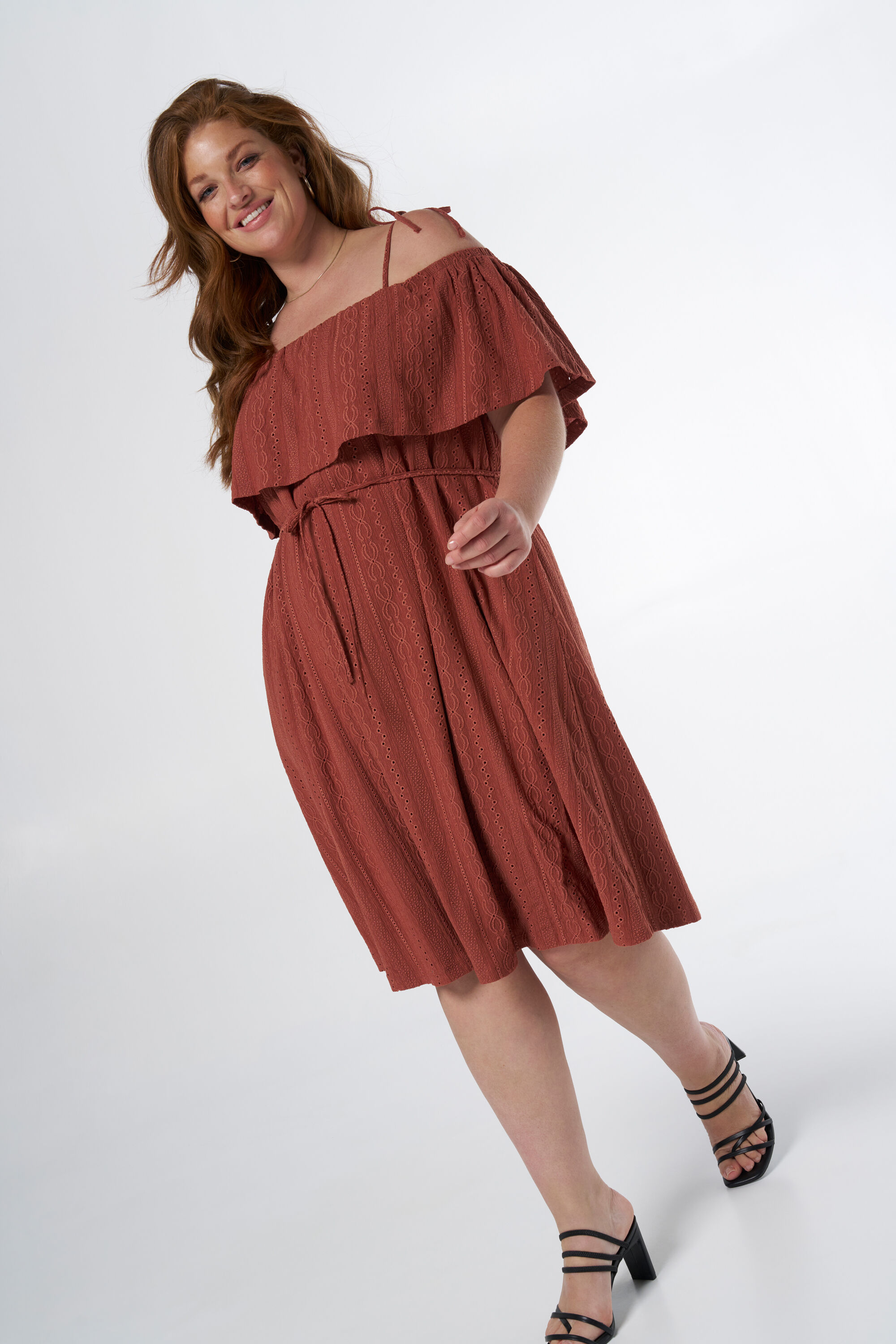 Vestido con los hombros descubiertos y lazo como detalle image number 5