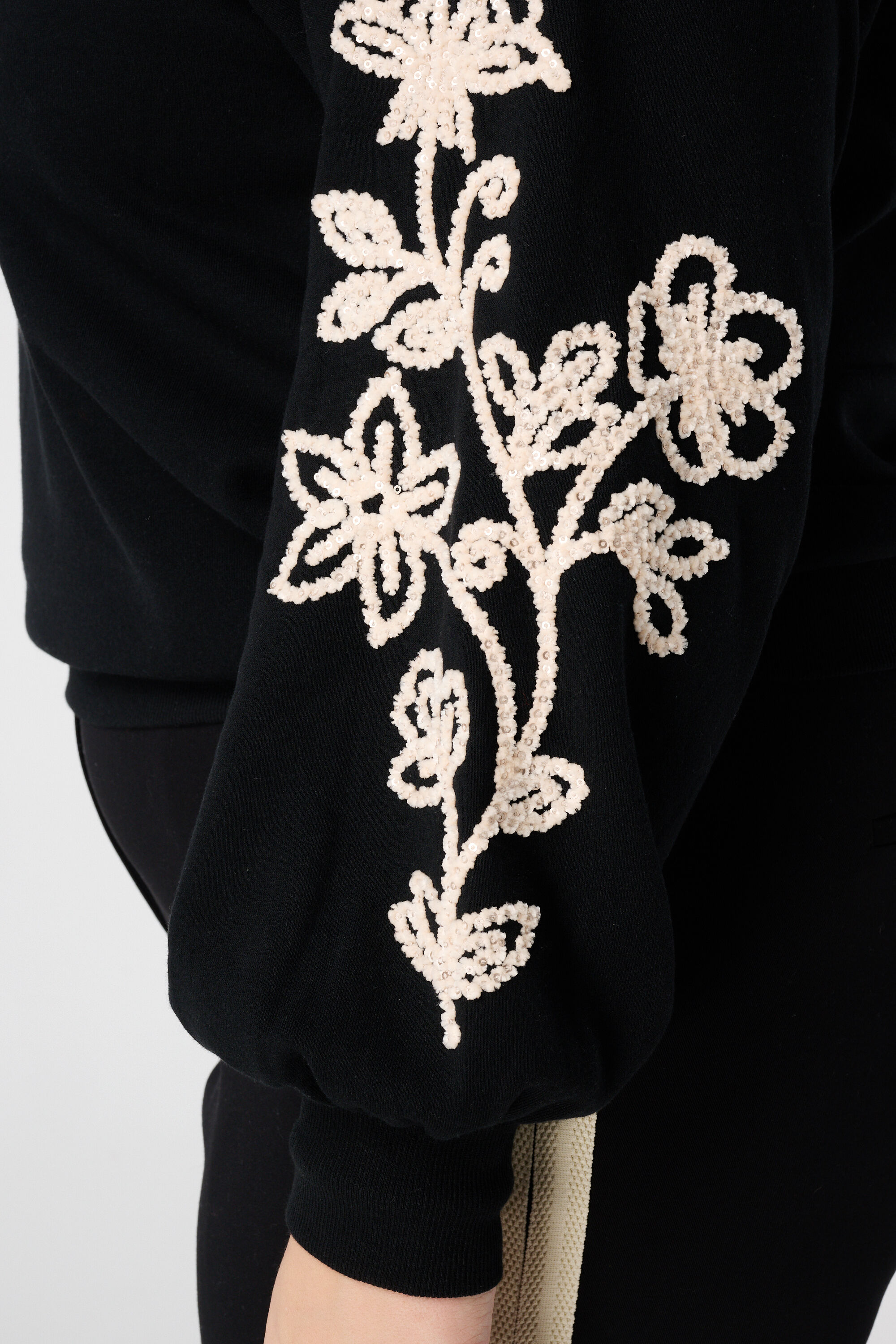 Jersey con bordados suaves en las mangas image number 6