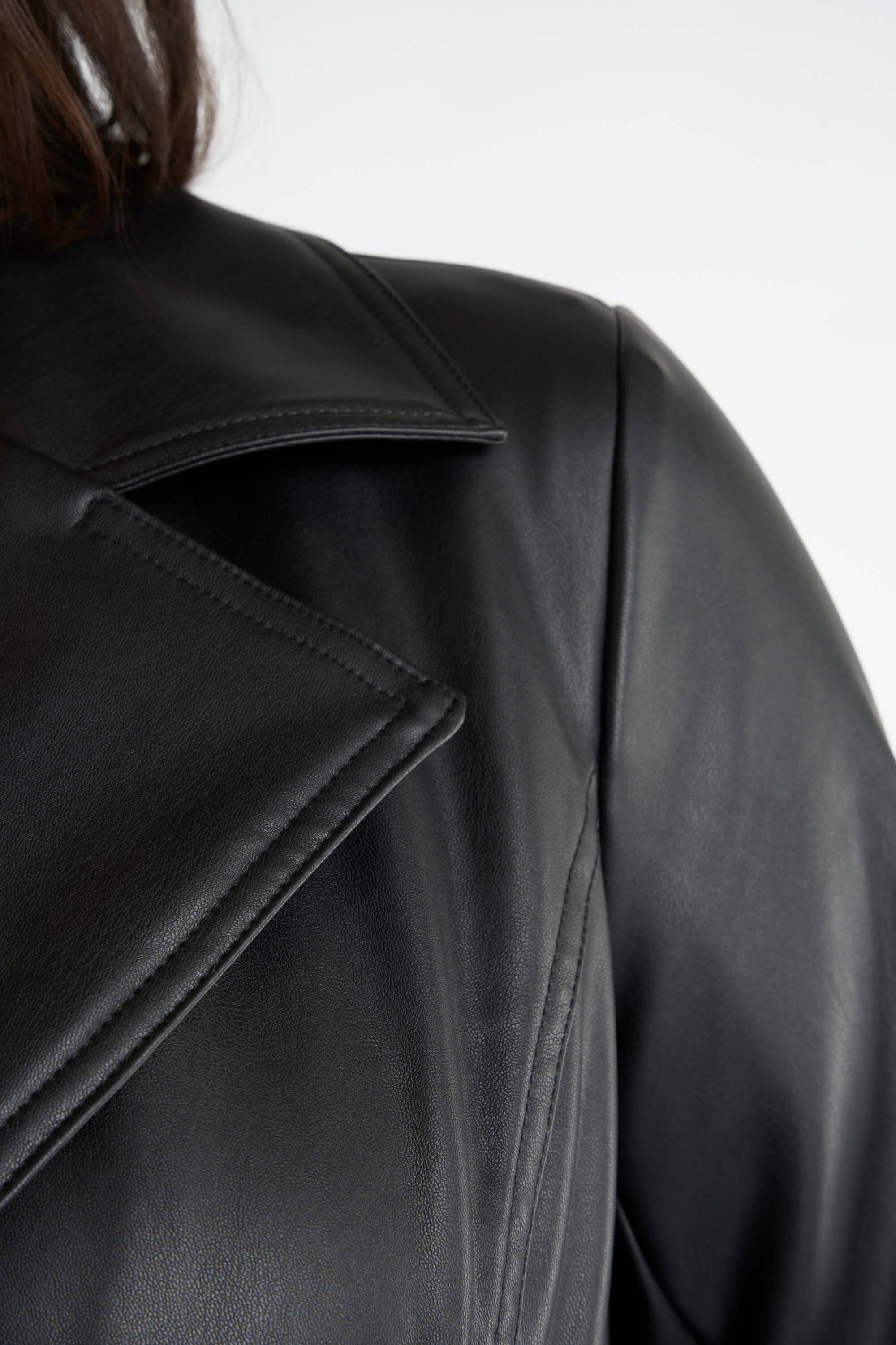 Abrigo tres cuartos de cuero sint&eacute;tico con cintur&oacute;n image number 5