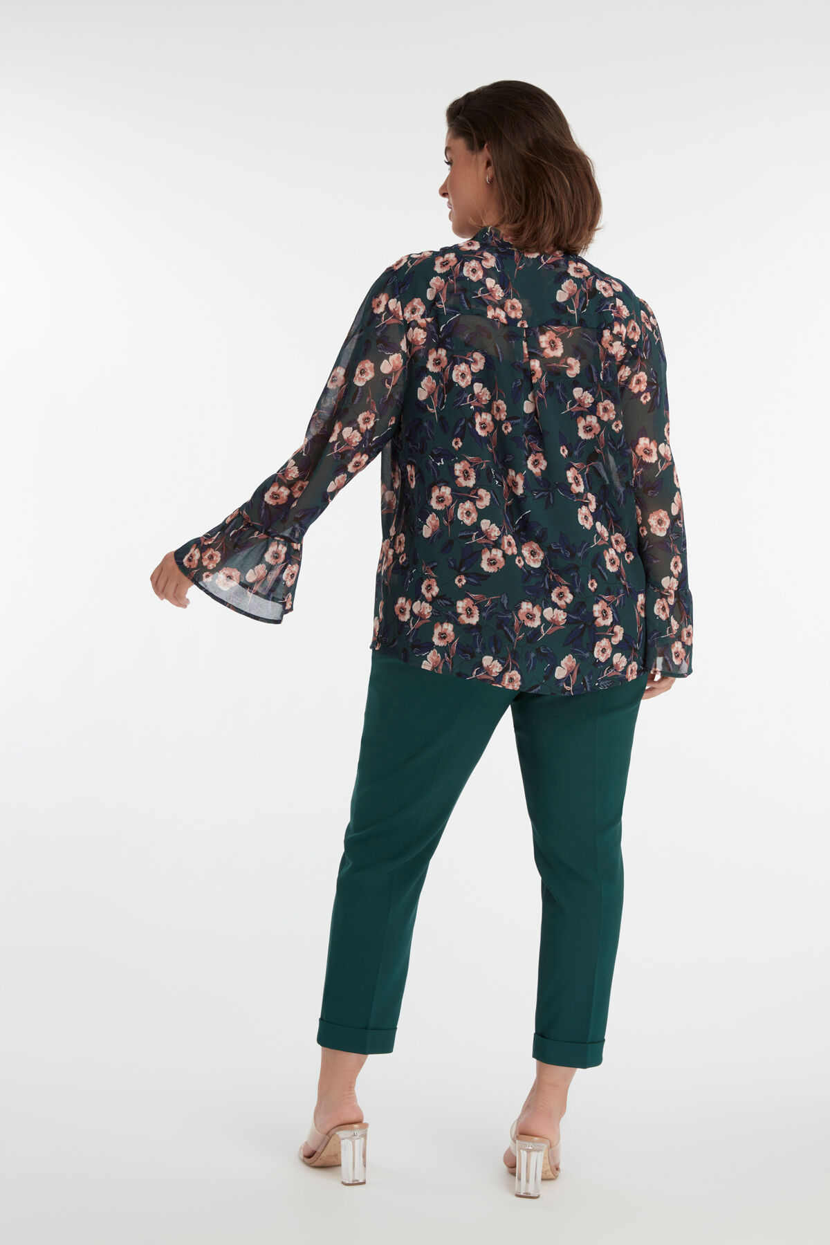 Una blusa con un estampado floral. image number 3