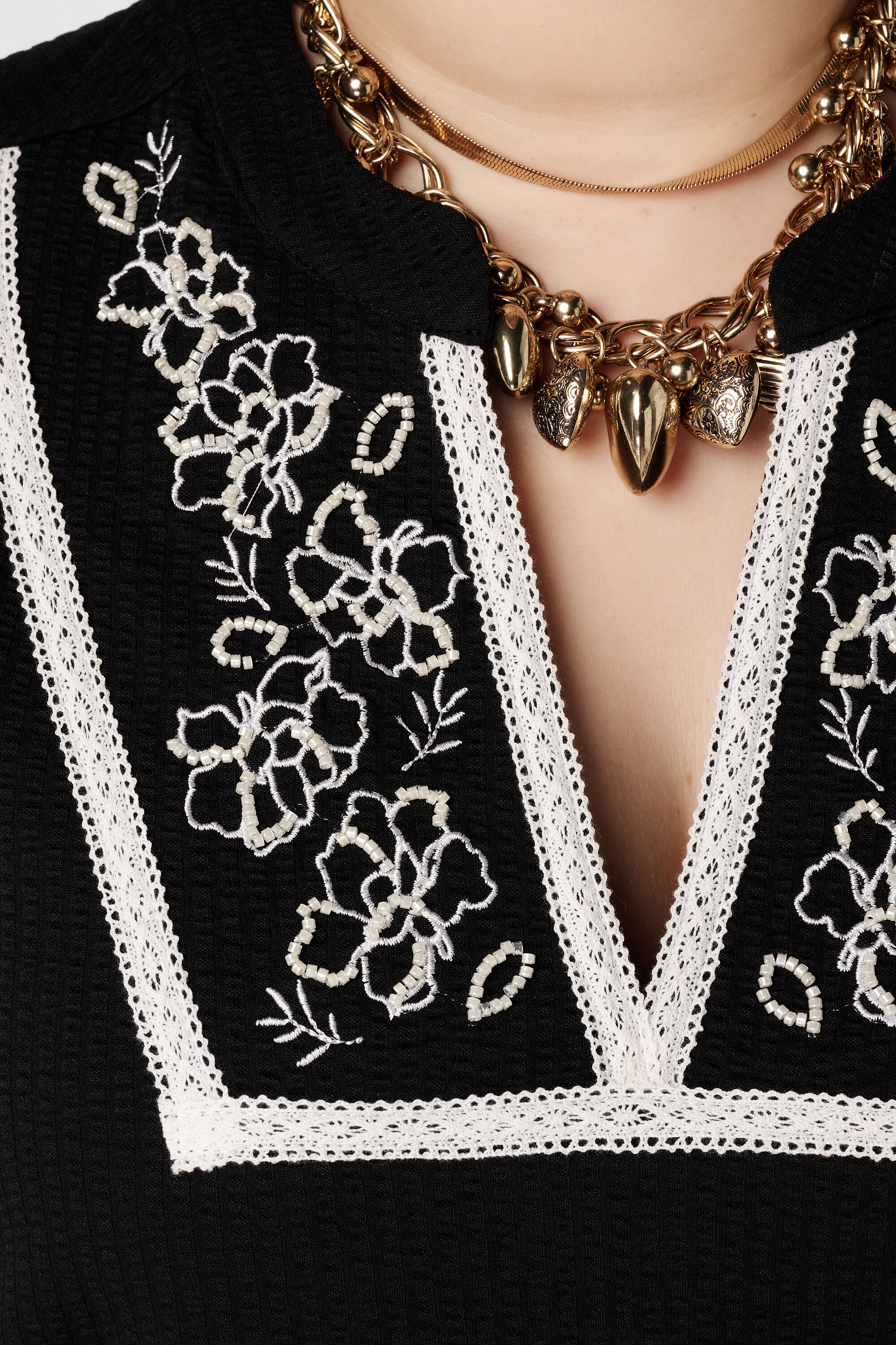 Top con bordado y escote en V image number 6