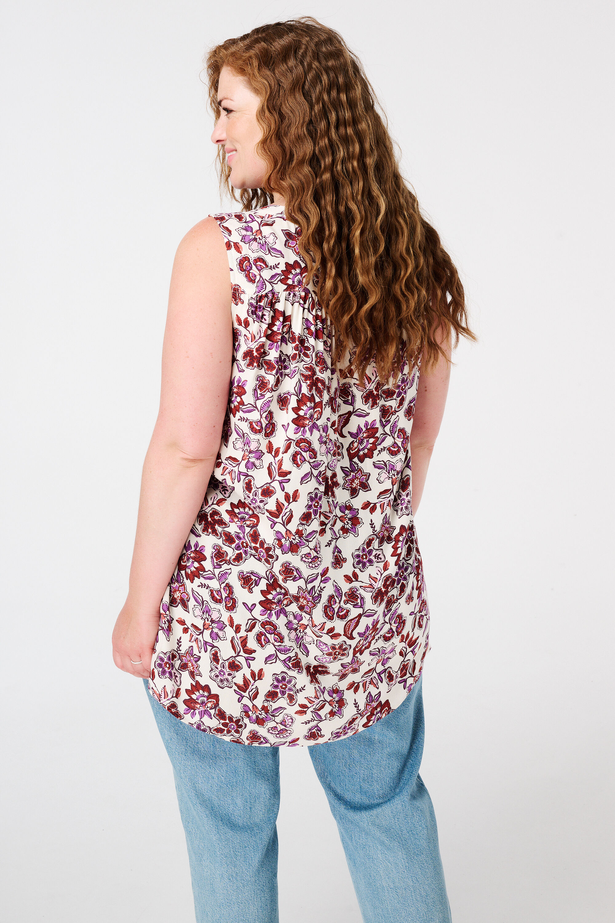 Top con escote en V y estampado image number 3