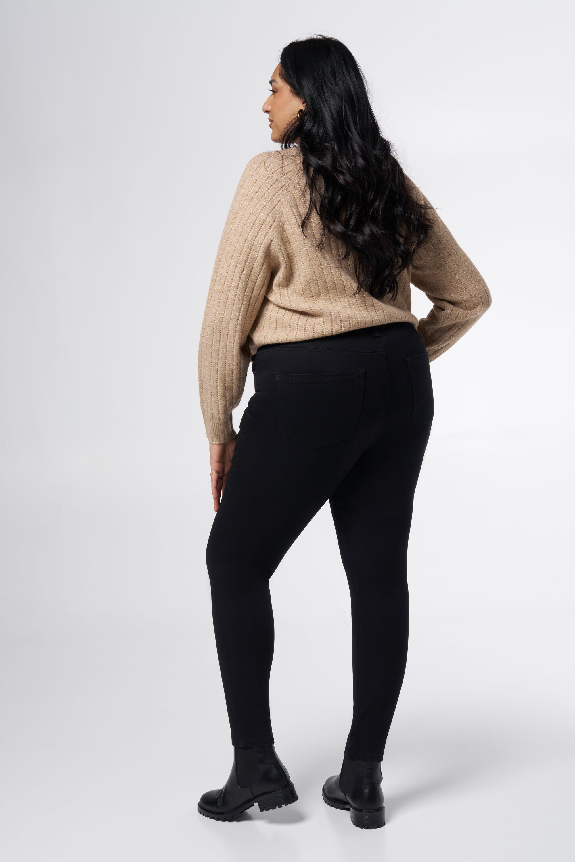 Vaqueros CHERRY de corte pitillo y talle alto image number 3