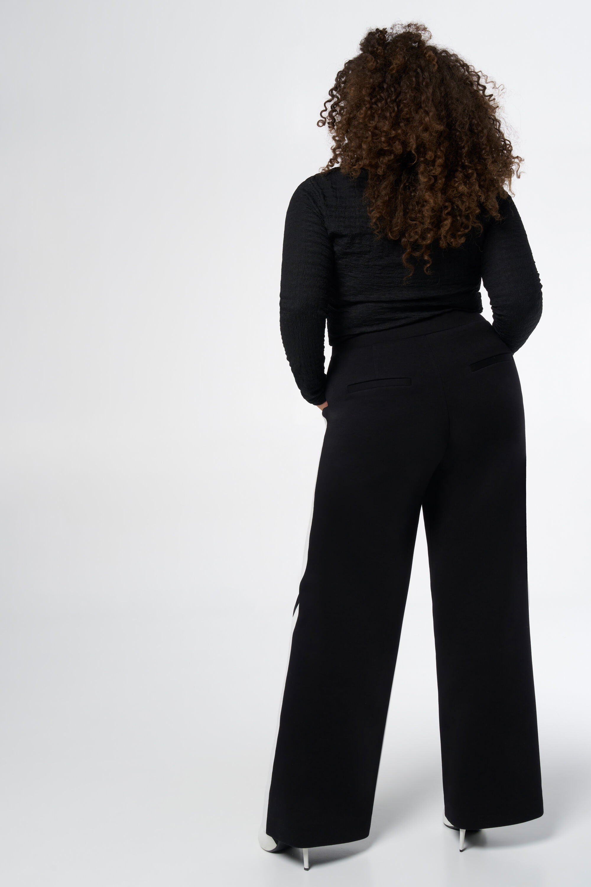 Pantalones deportivos image number 3