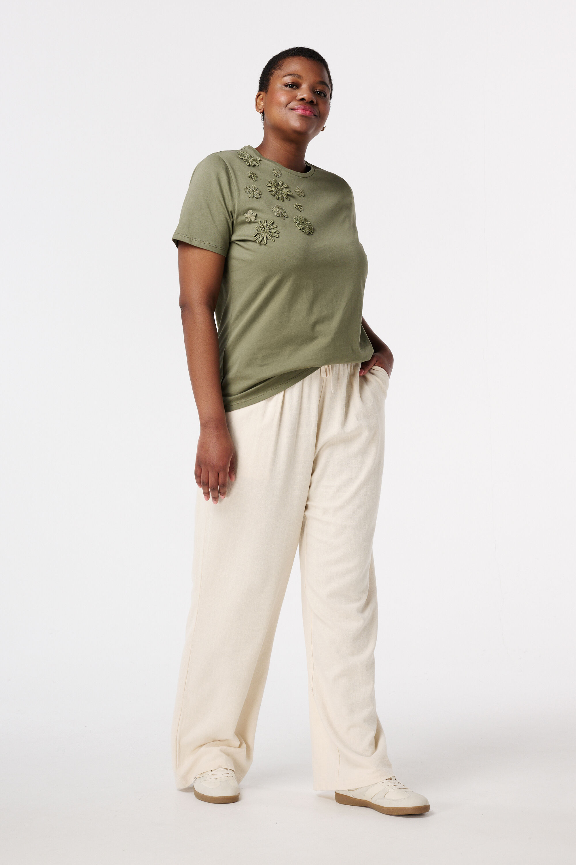 Camiseta con flores image number 5