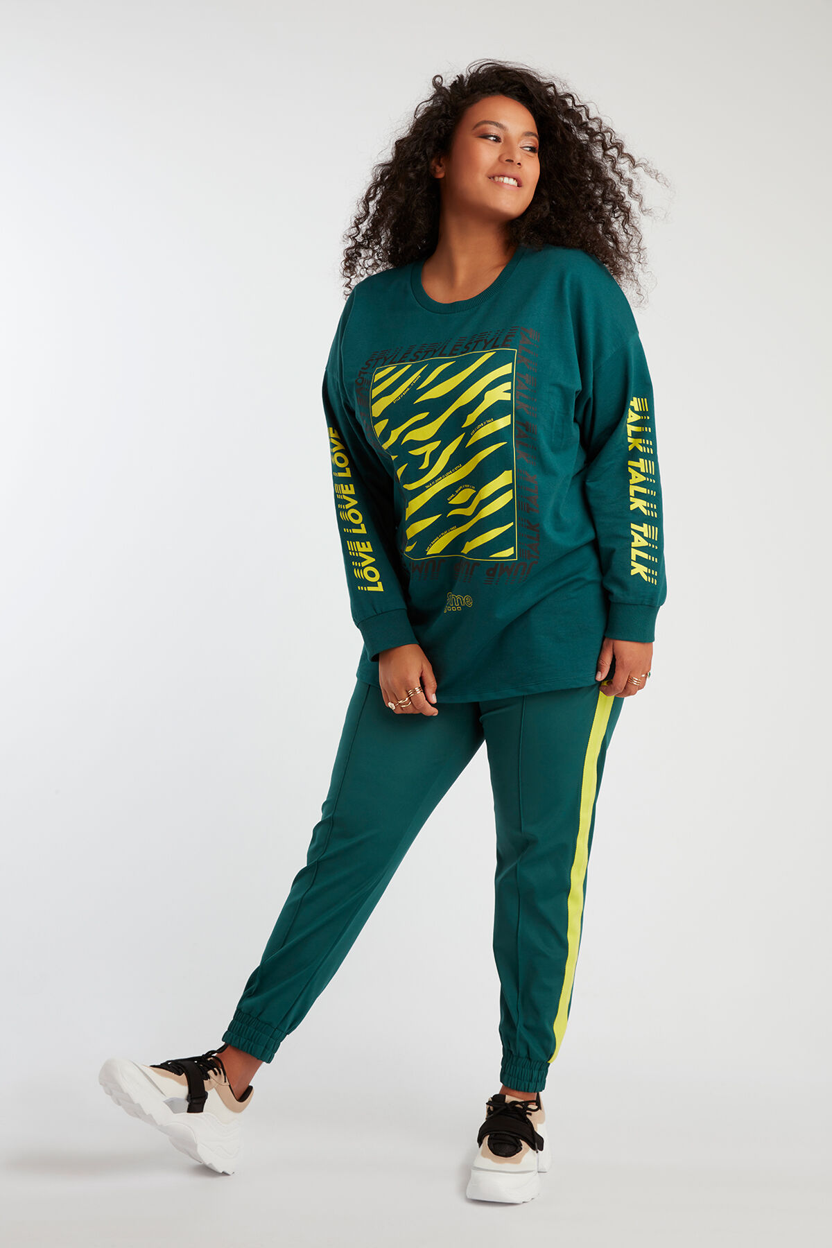 Pantalones deportivos image number 3