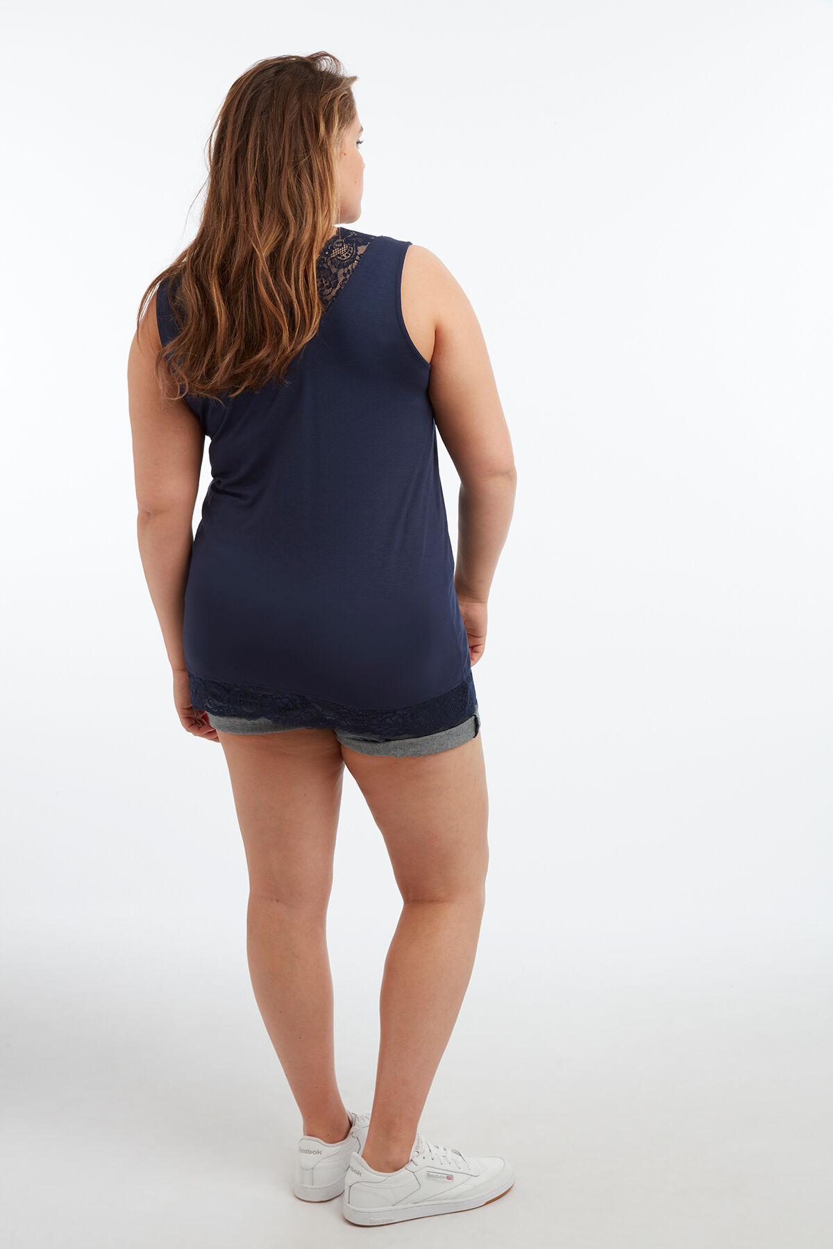 Top sin mangas con encaje image number 4