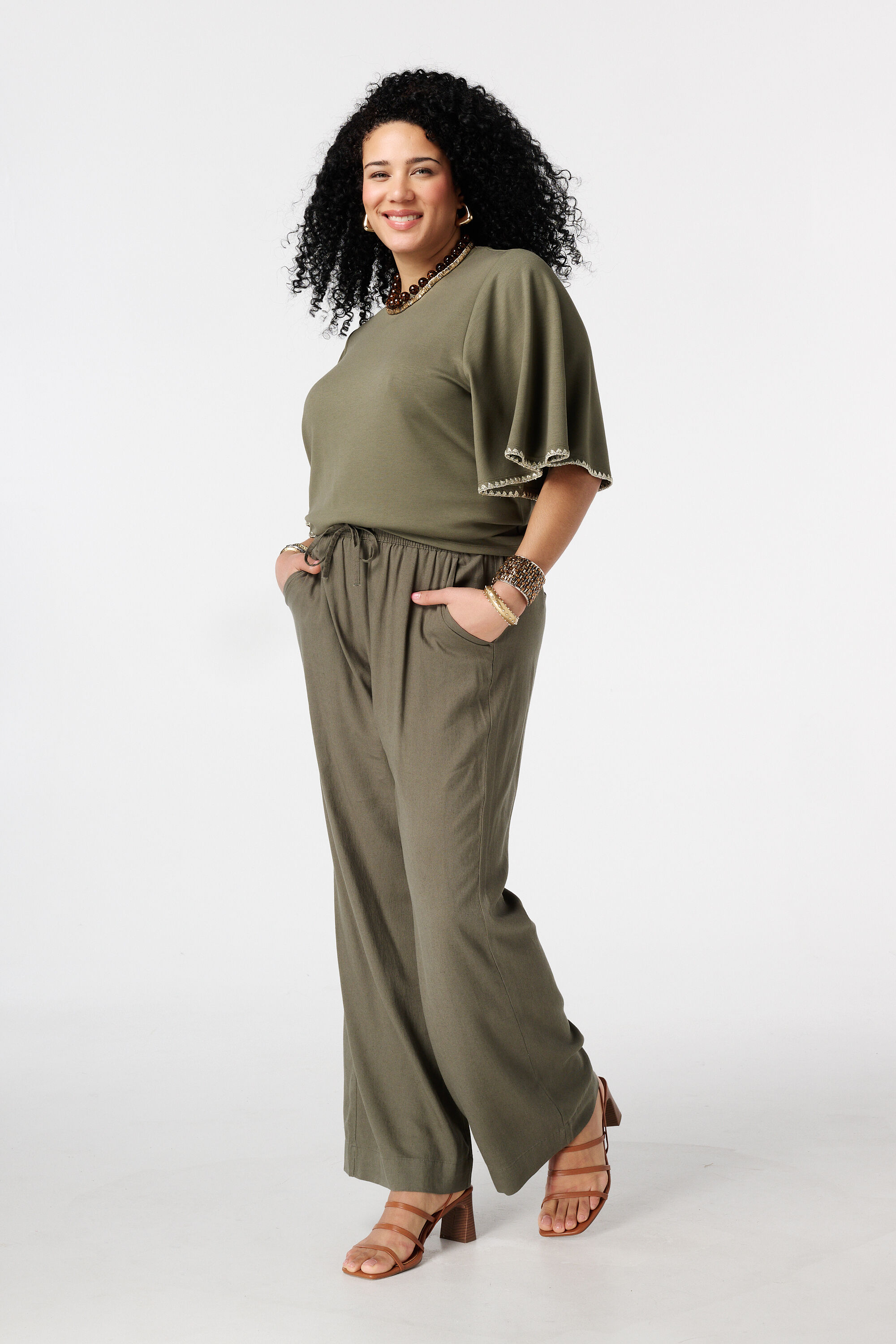 Camiseta con mangas mariposa image number 5