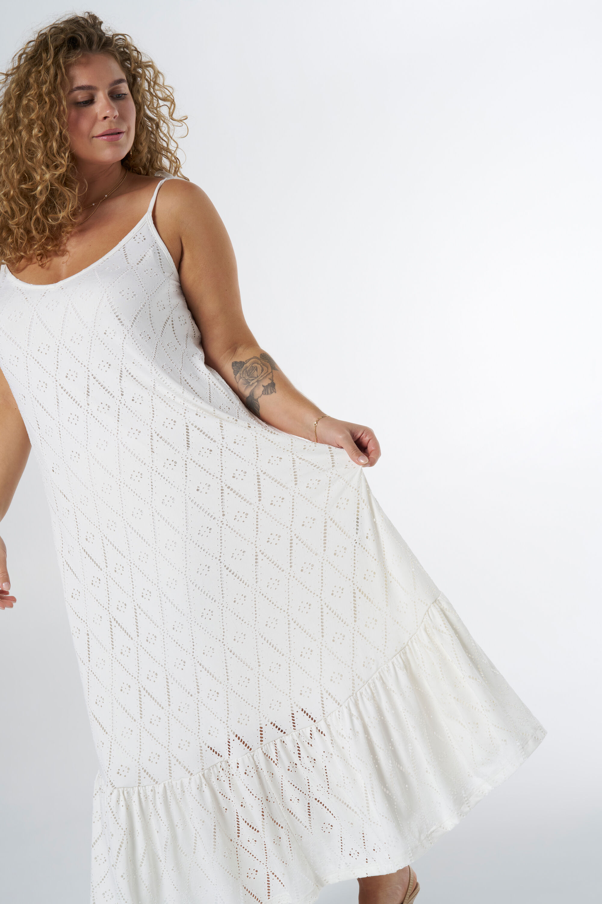 Vestido largo con bordados image number 5