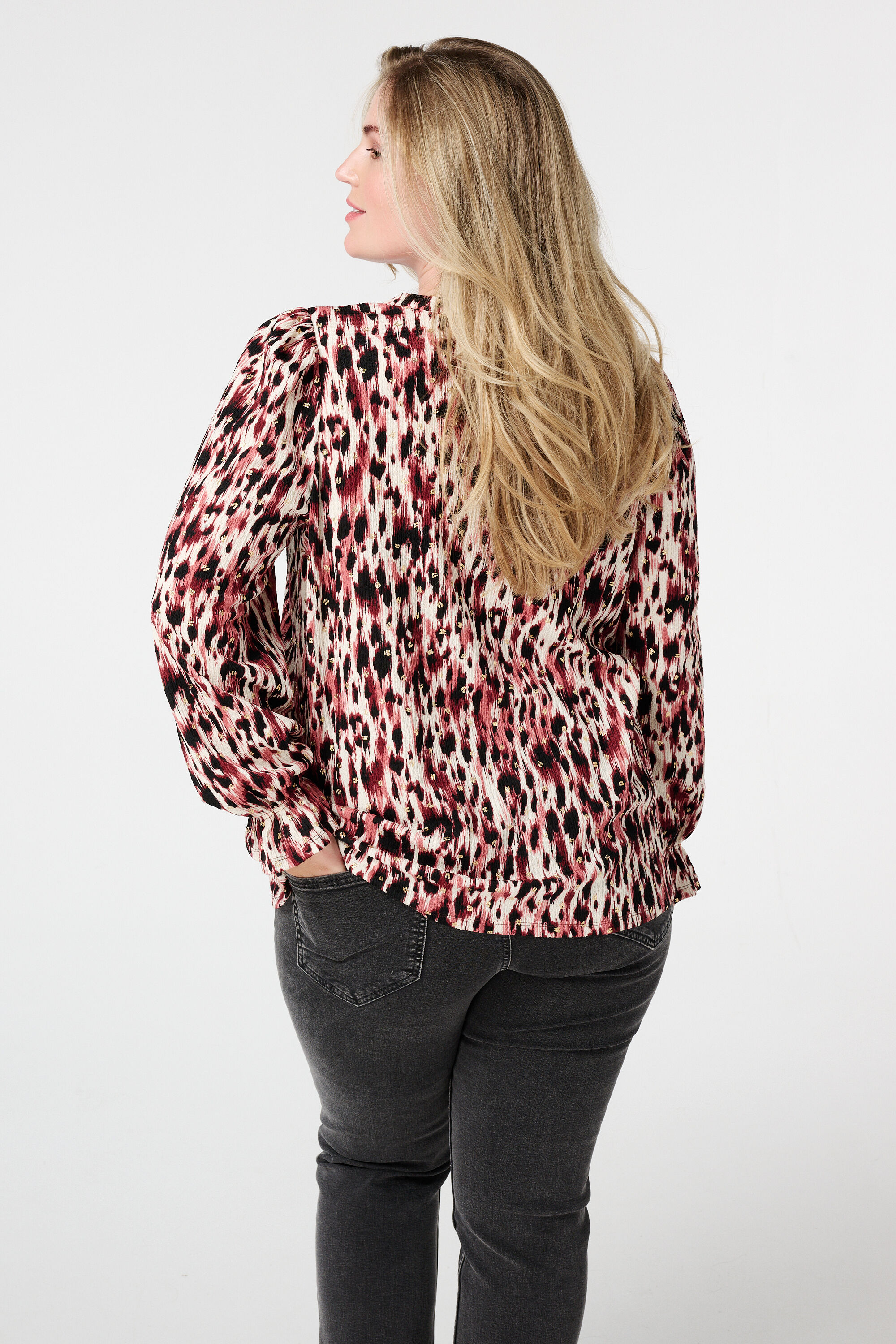 Top estampado y con textura image number 3