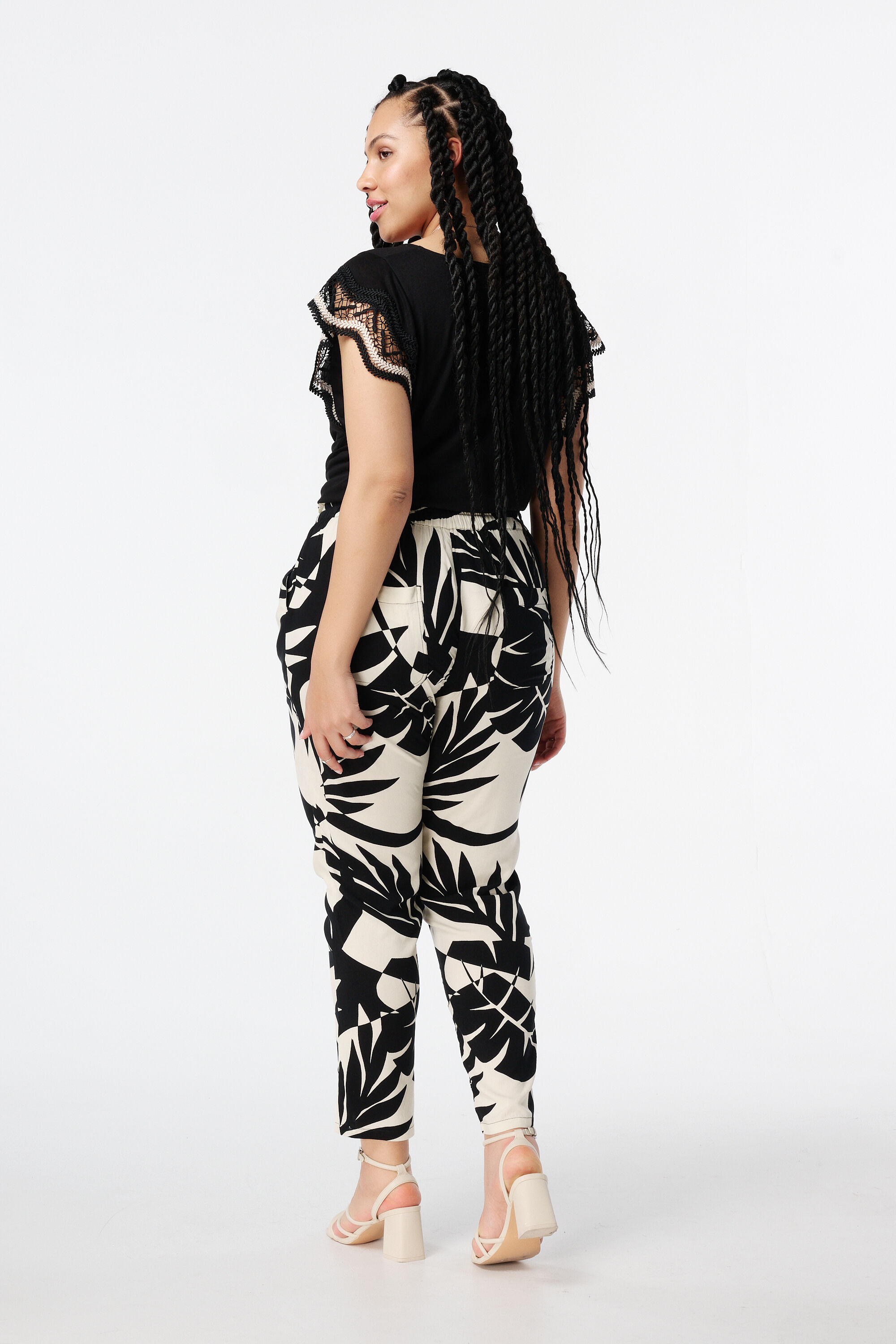 Pantalones c&oacute;modos con cord&oacute;n image number 3