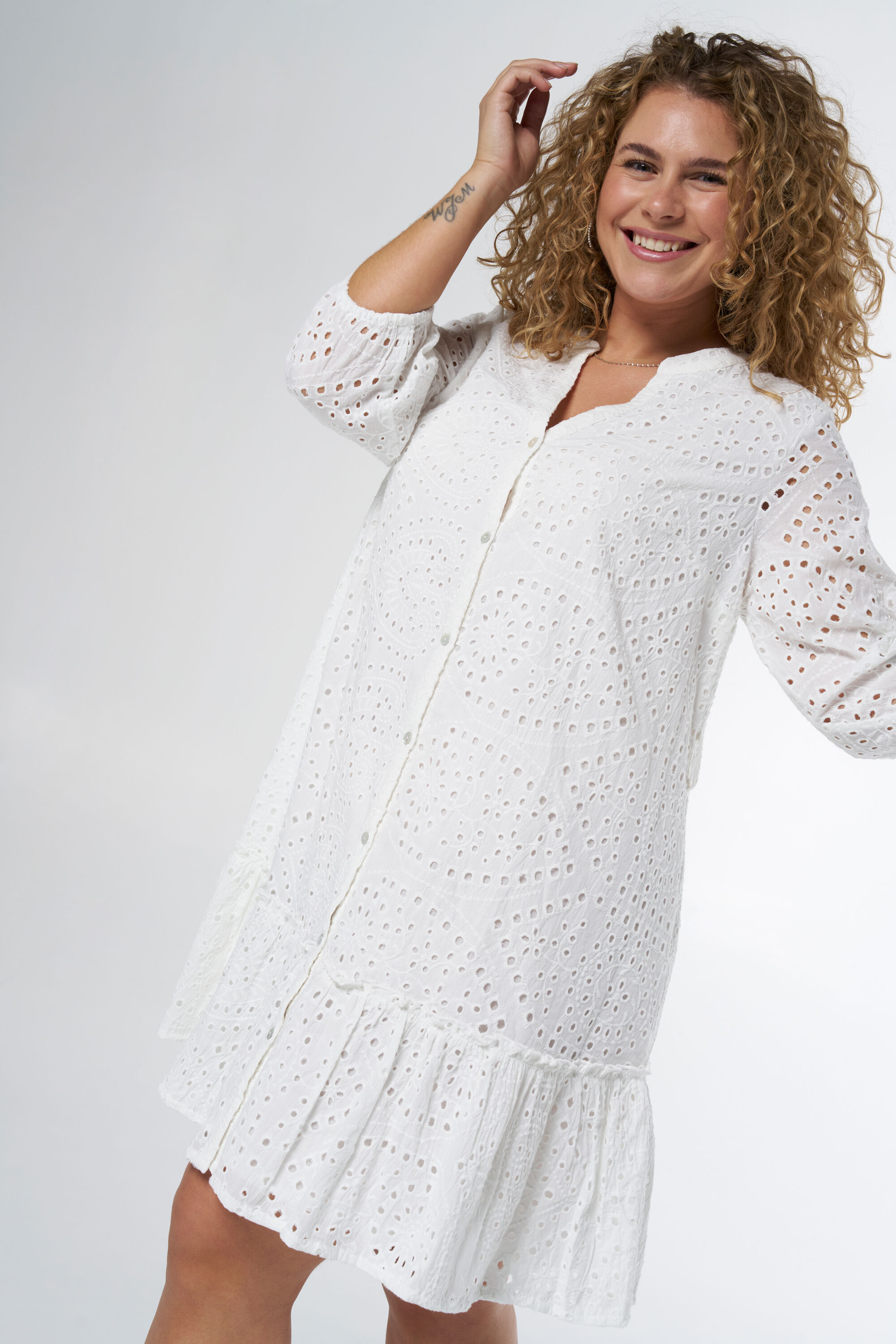 Vestido corto con bordado y un cinto image number 5