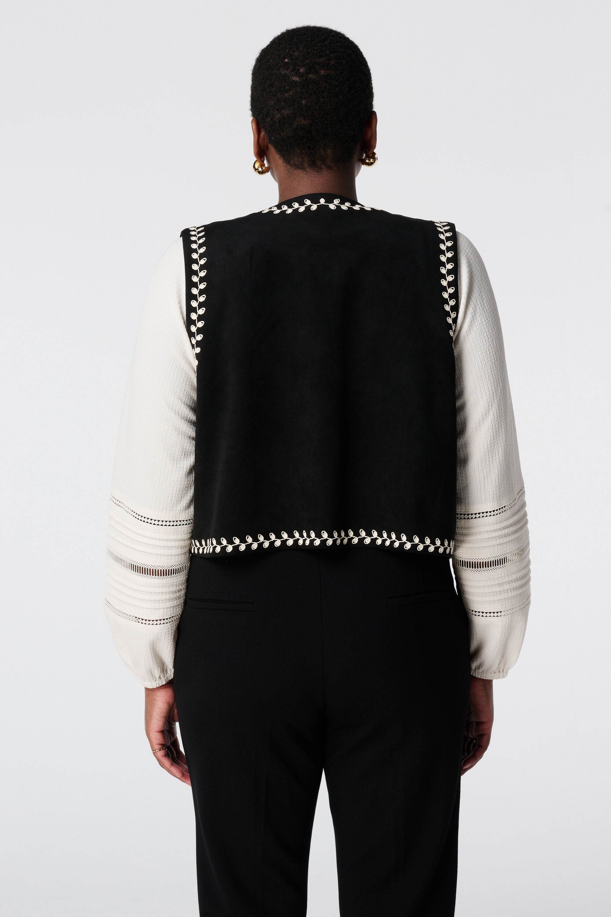 Chaleco de antelina con bordados image number 3