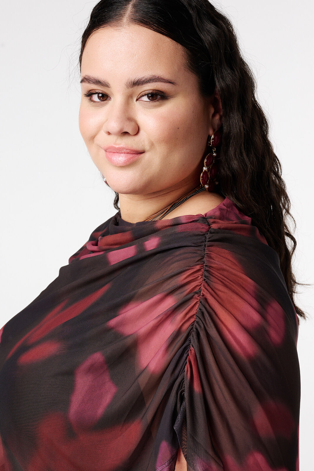 Top de malla con mangas drapeadas image number 4