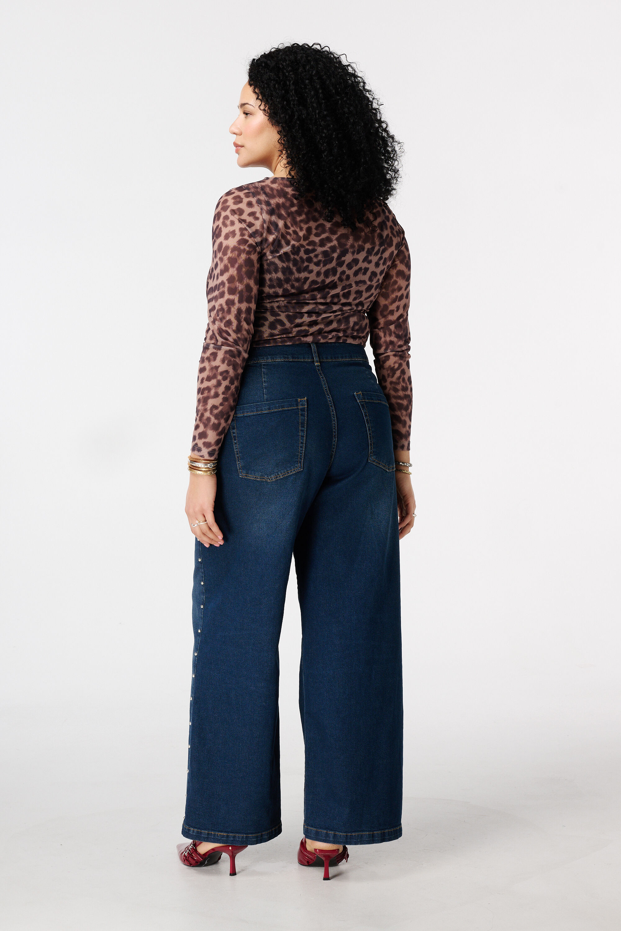 Jeans wide leg con tachuelas image number 3