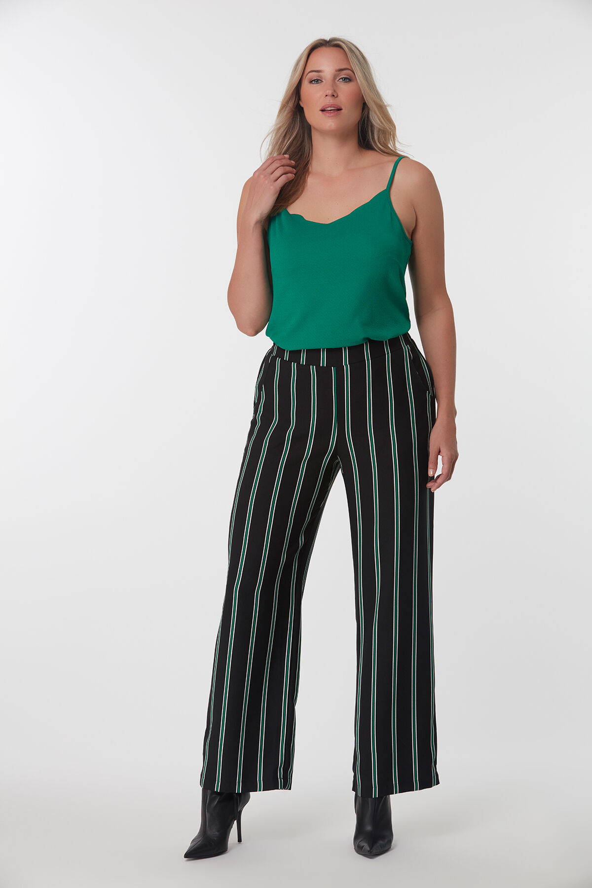 Pantalones anchos con raya image number 4