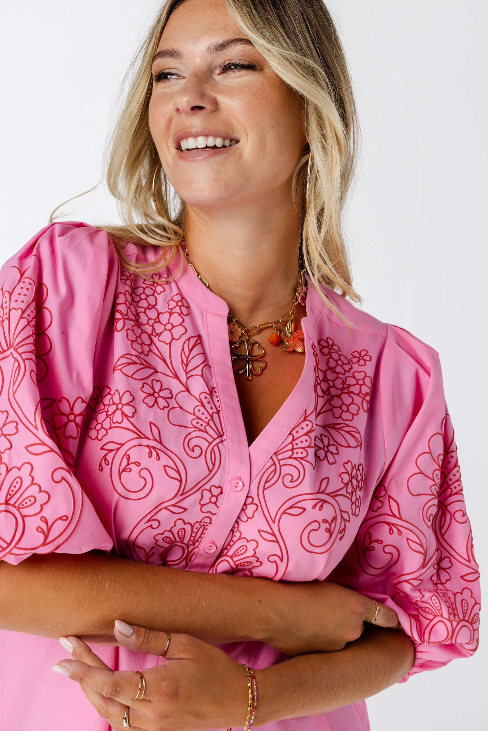 Blusa con mangas abullonadas image number 4