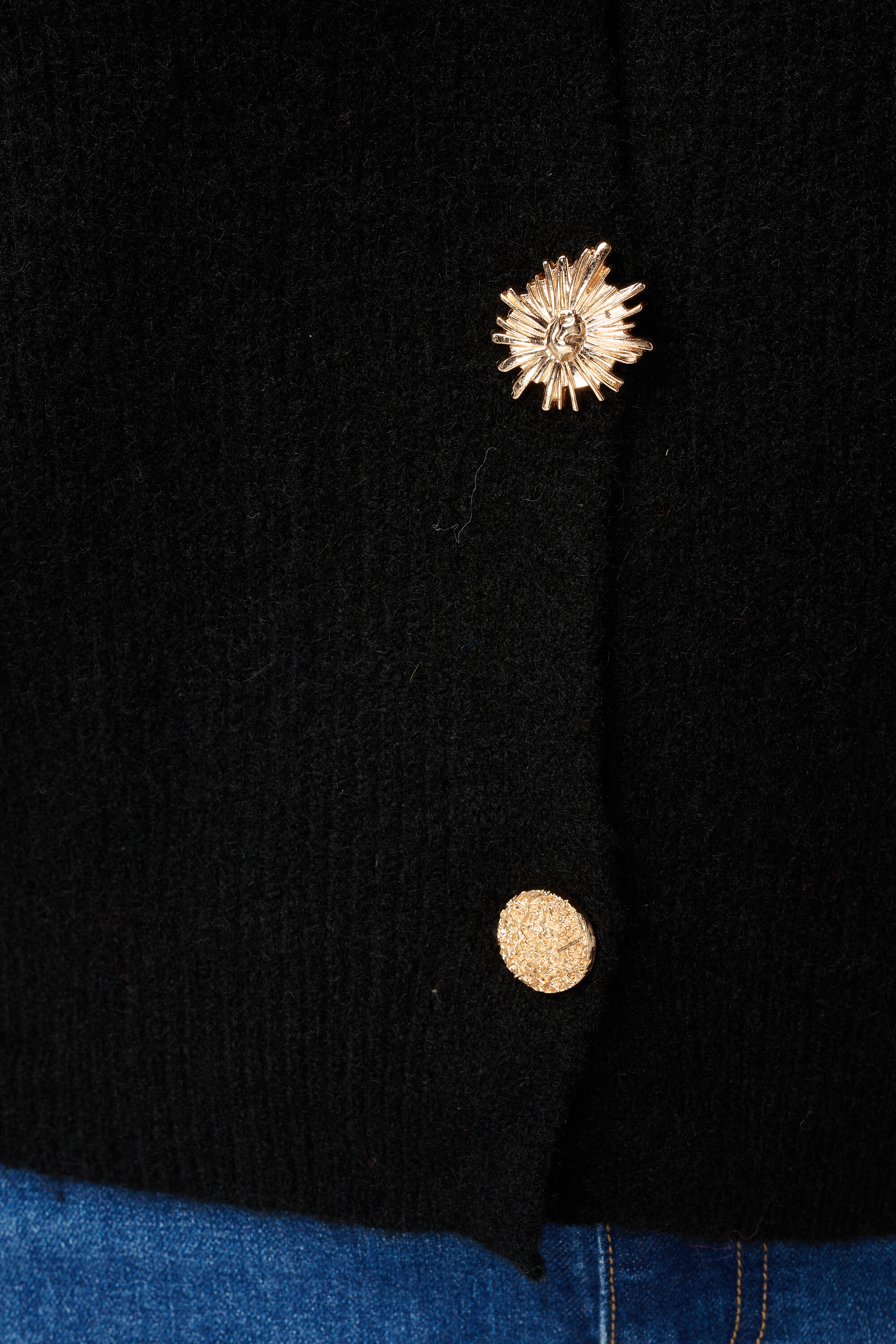 C&aacute;rdigan con botones dorados image number 6