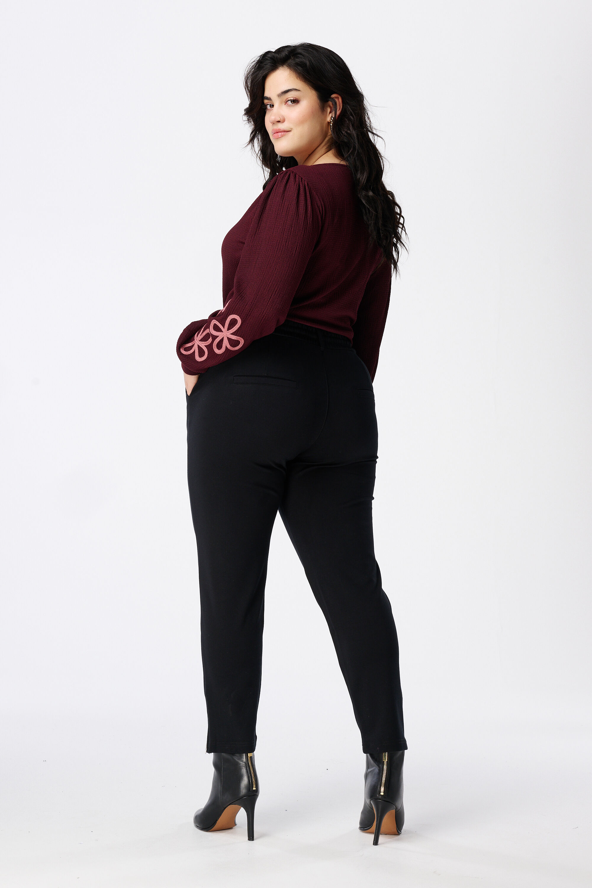 Pantal&oacute;n con cord&oacute;n image number 3