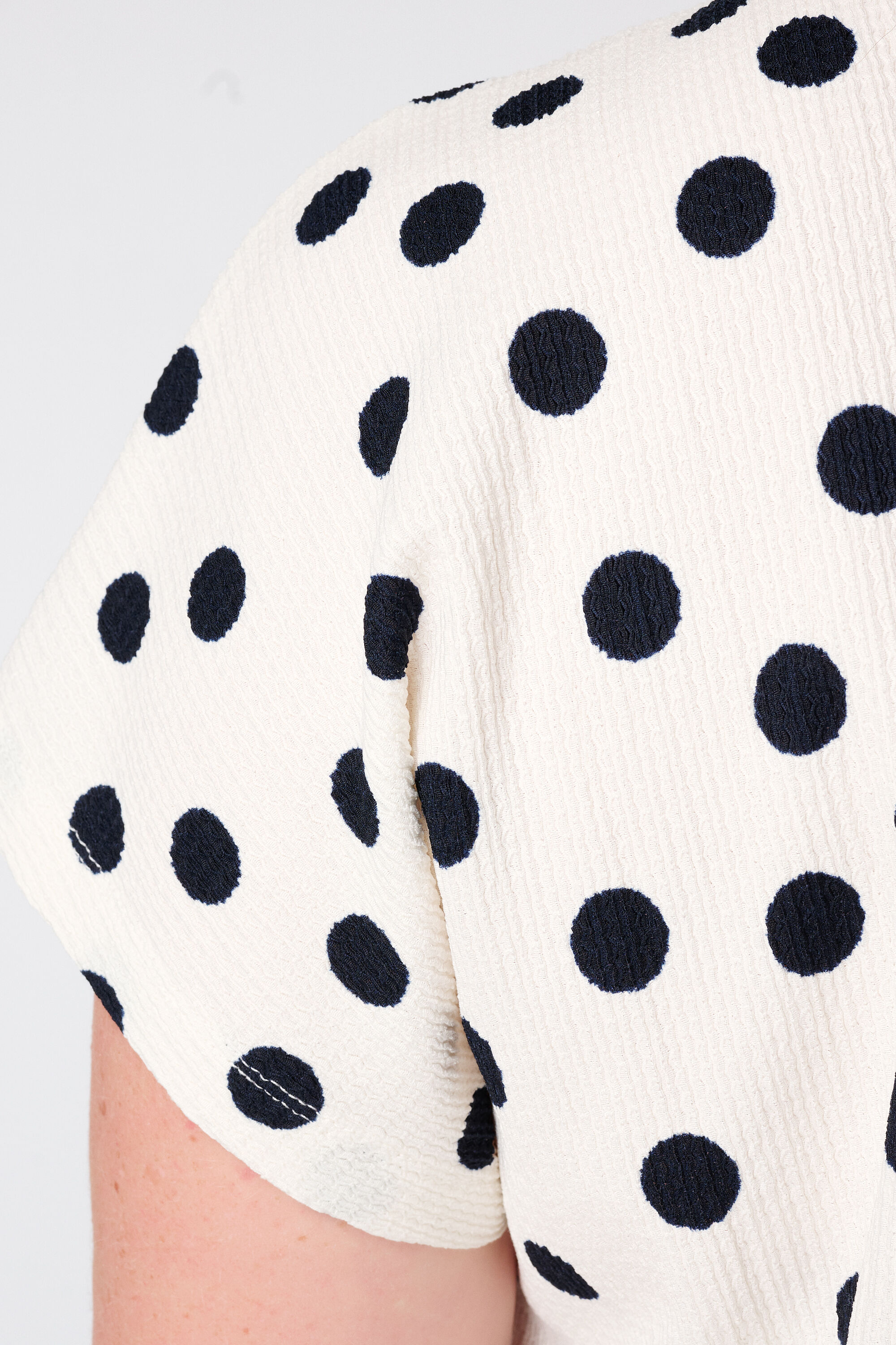 Top con estampado de lunares image number 6