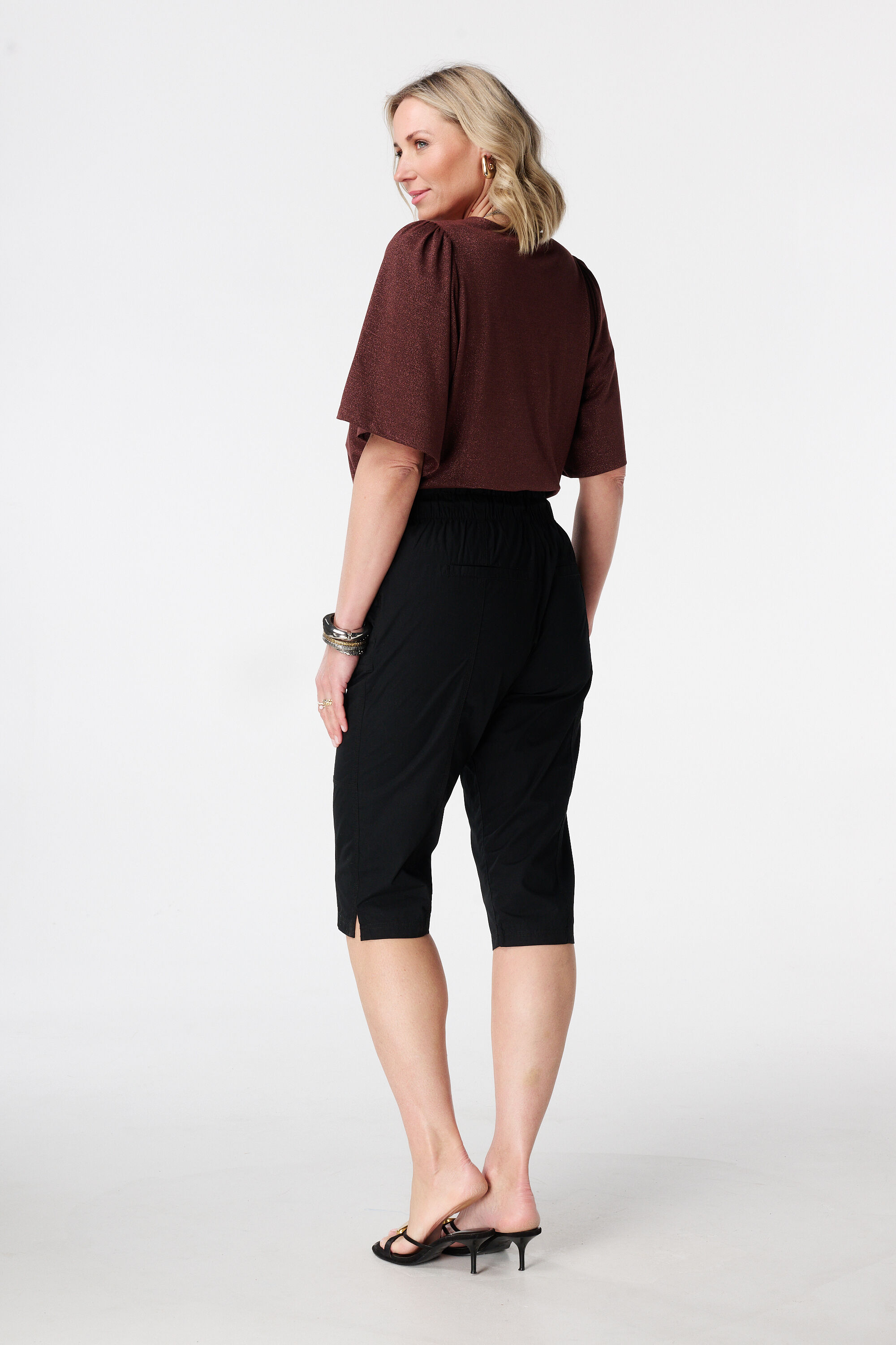 Pantal&oacute;n capri con cintura el&aacute;stica image number 3