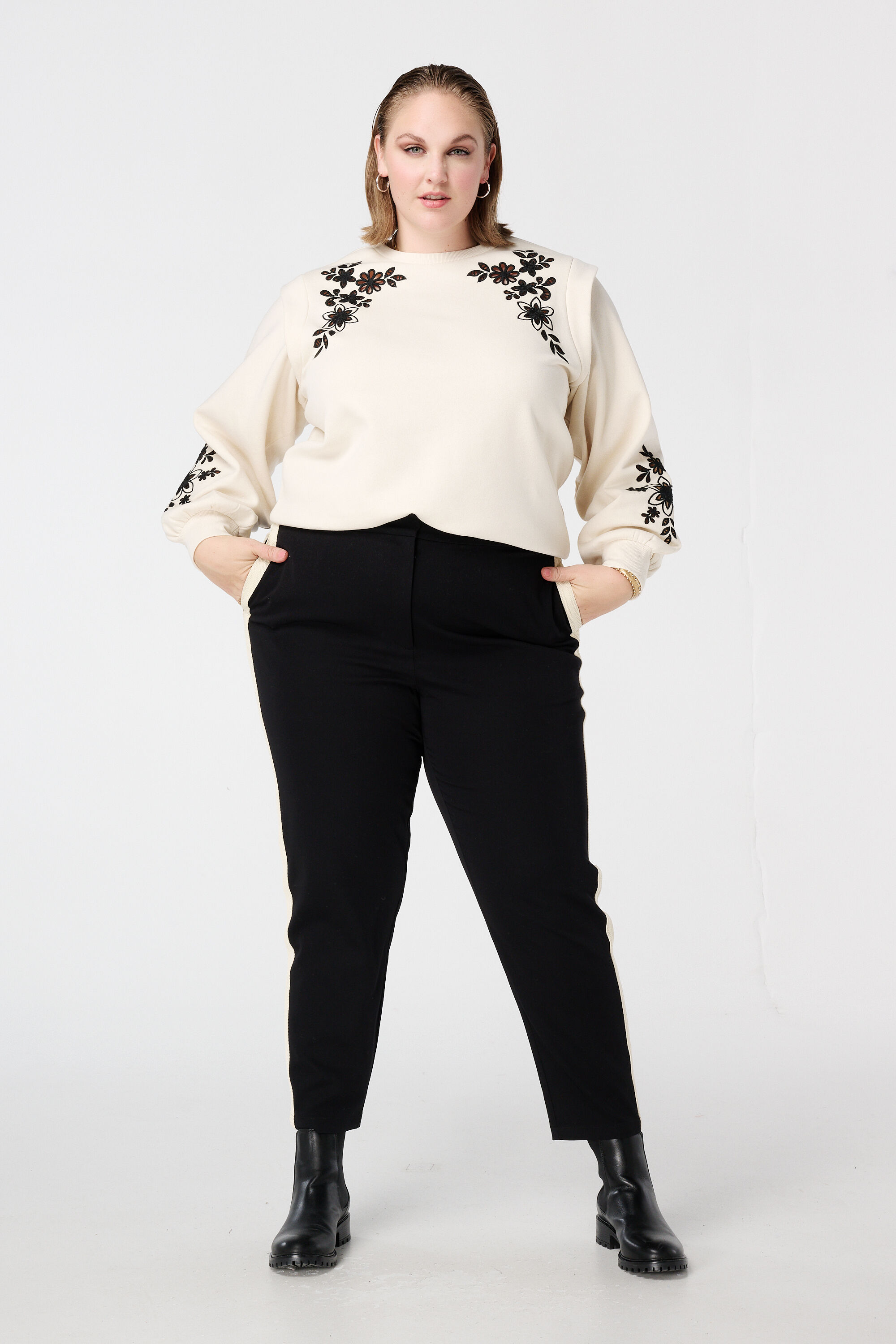 Sudadera con bordado calado image number 5