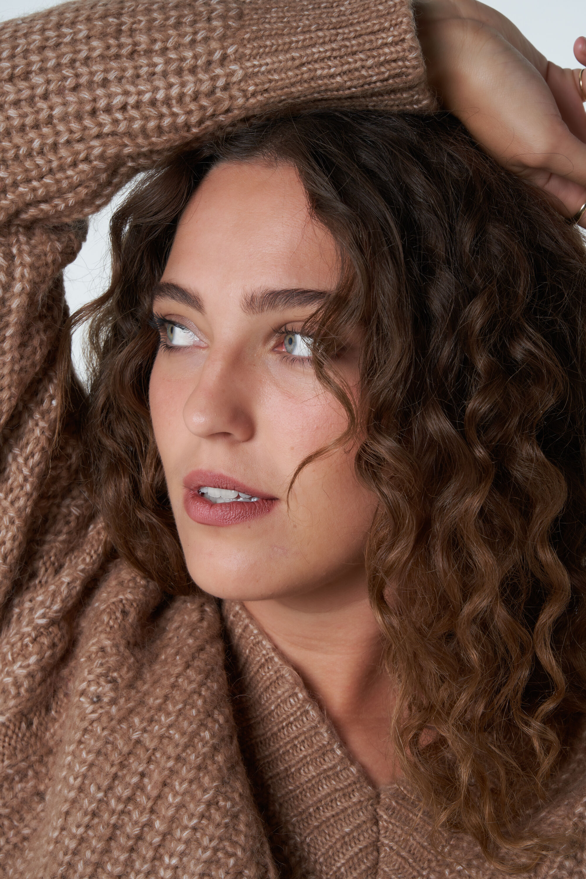 Su&eacute;ter de punto grueso con escote en V image number 5