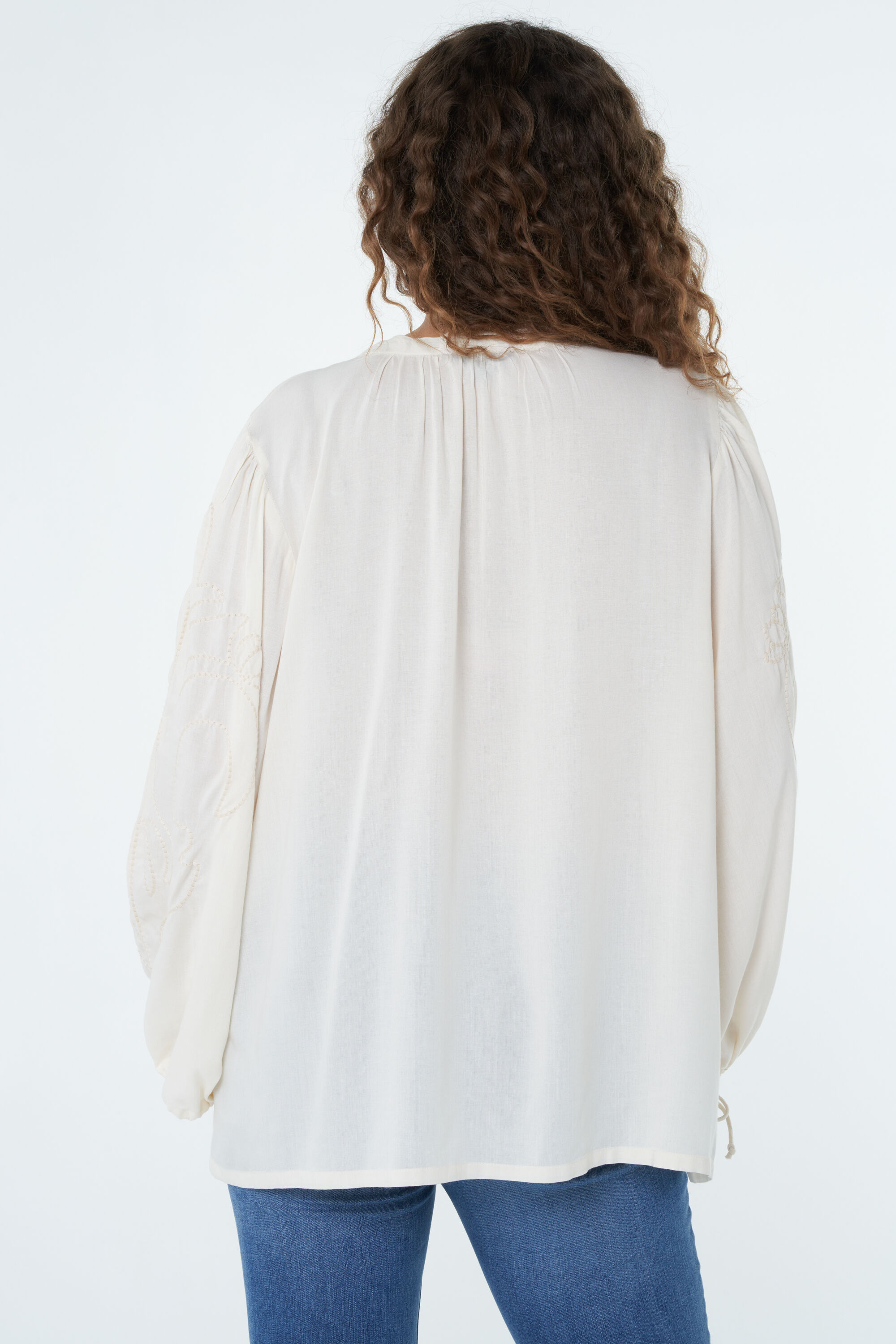 Blusa con bordados en las mangas image number 4