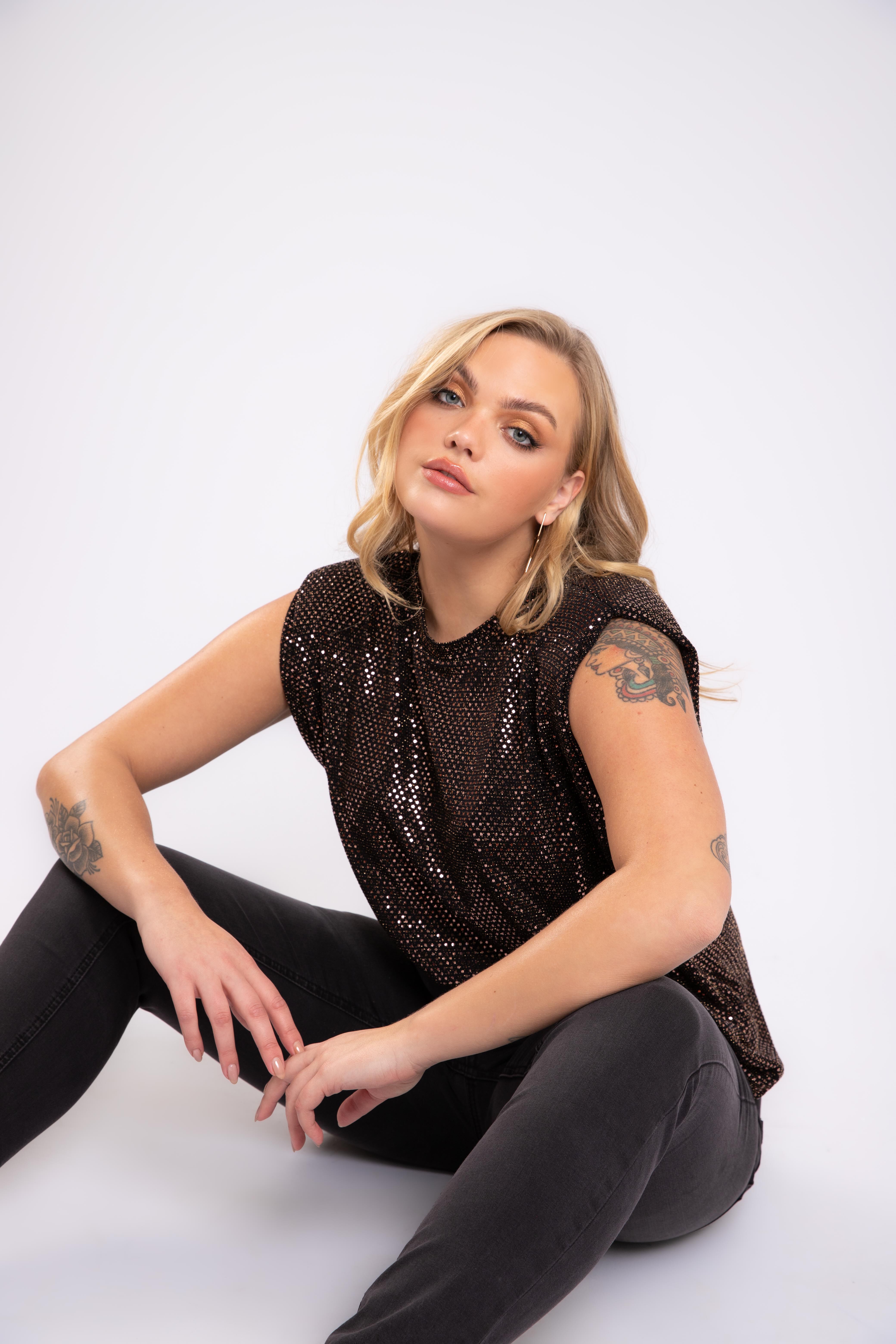 Top sin mangas con hombreras image number 5