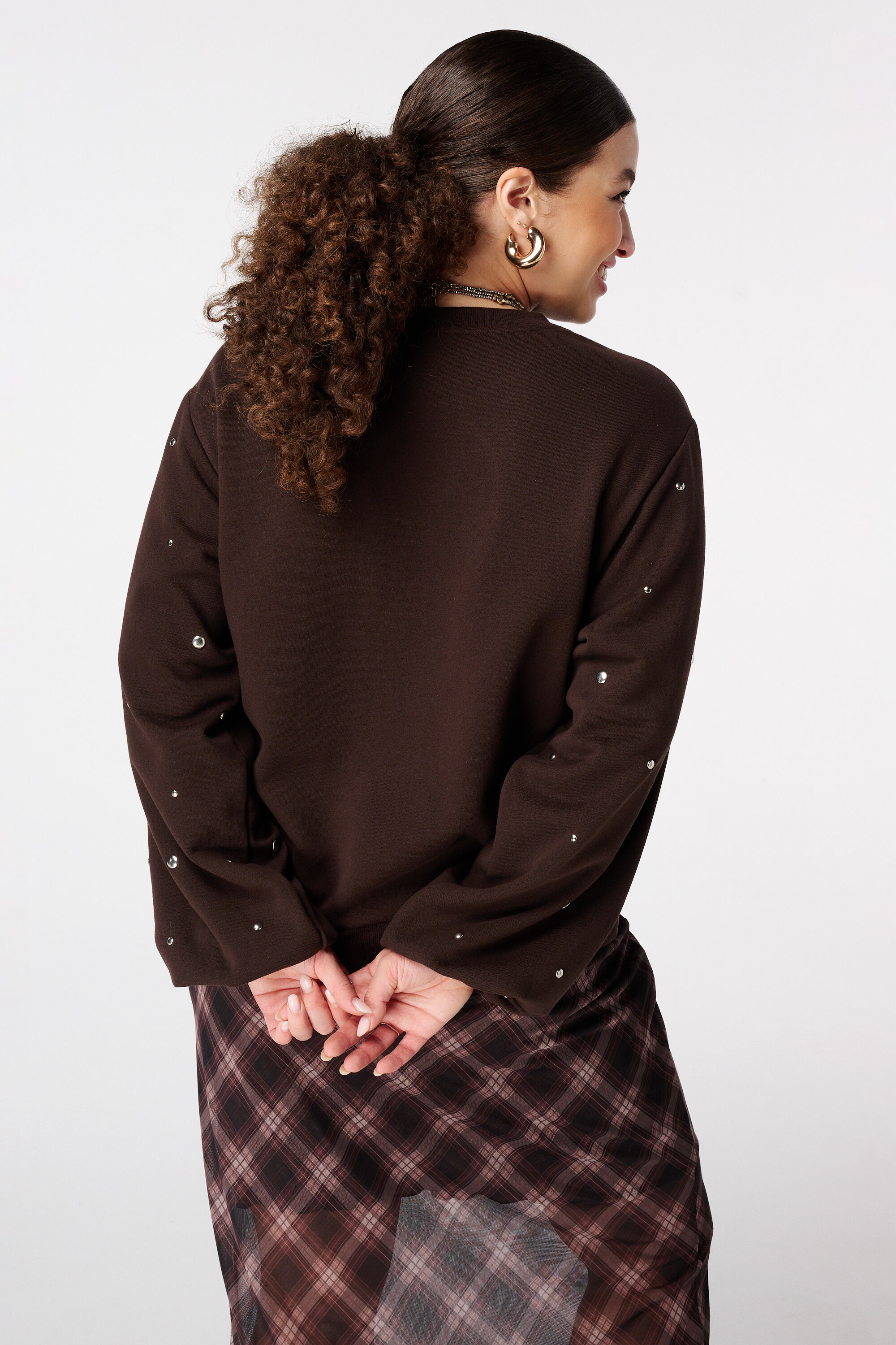 Sudadera con tachuelas image number 3