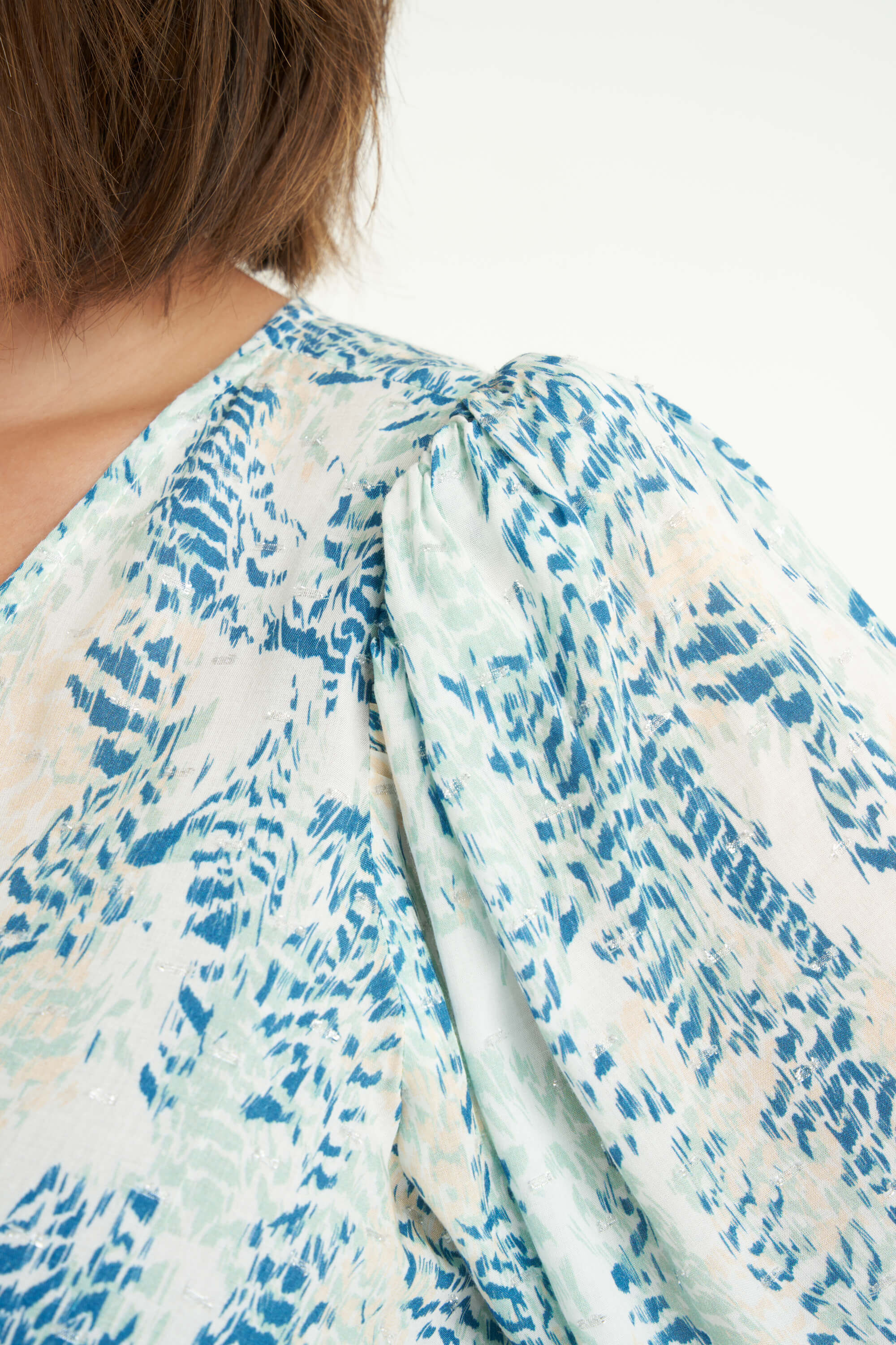 Blusa cruzada con estampado image number 5