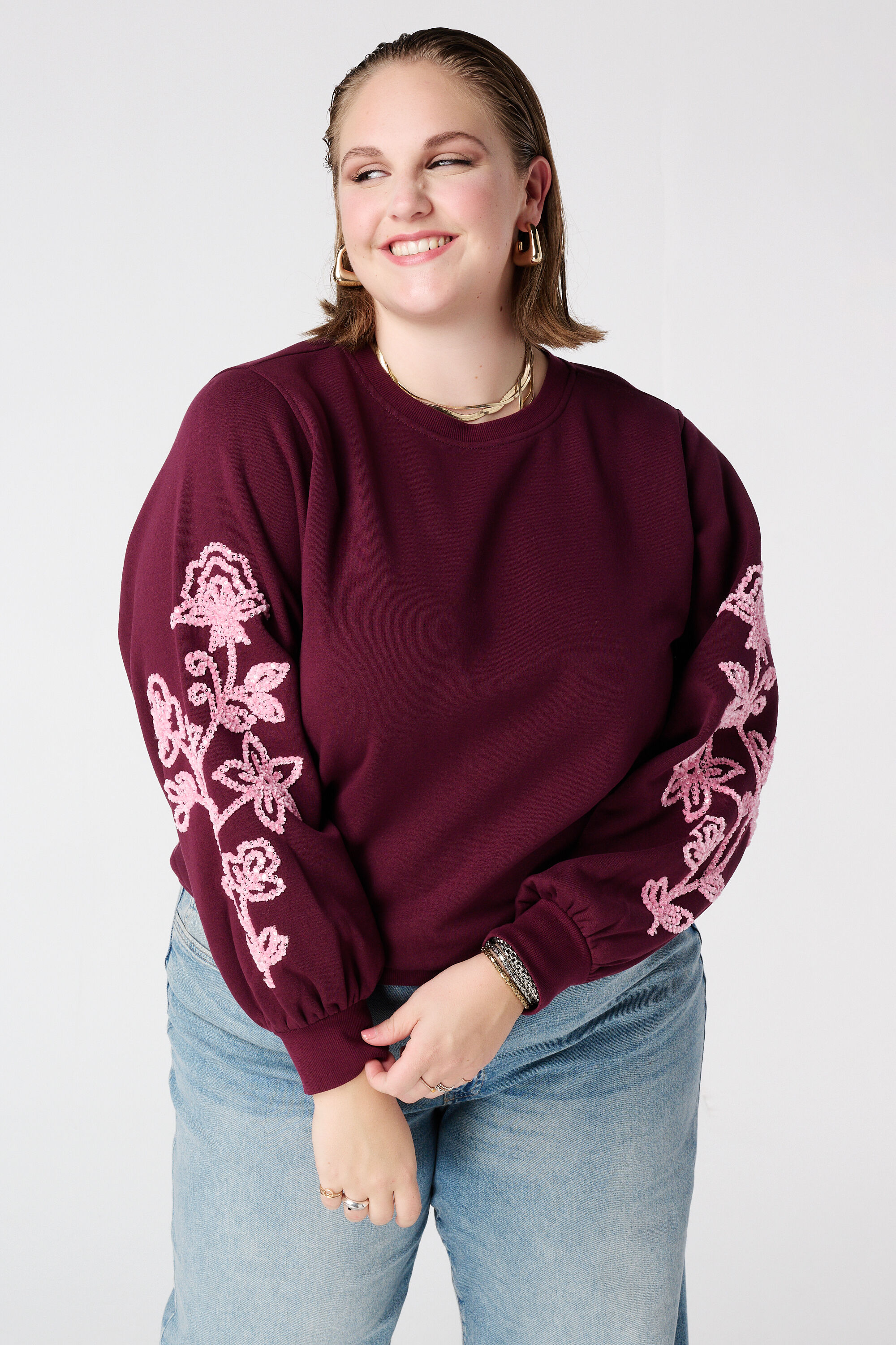 Jersey con bordados suaves en las mangas