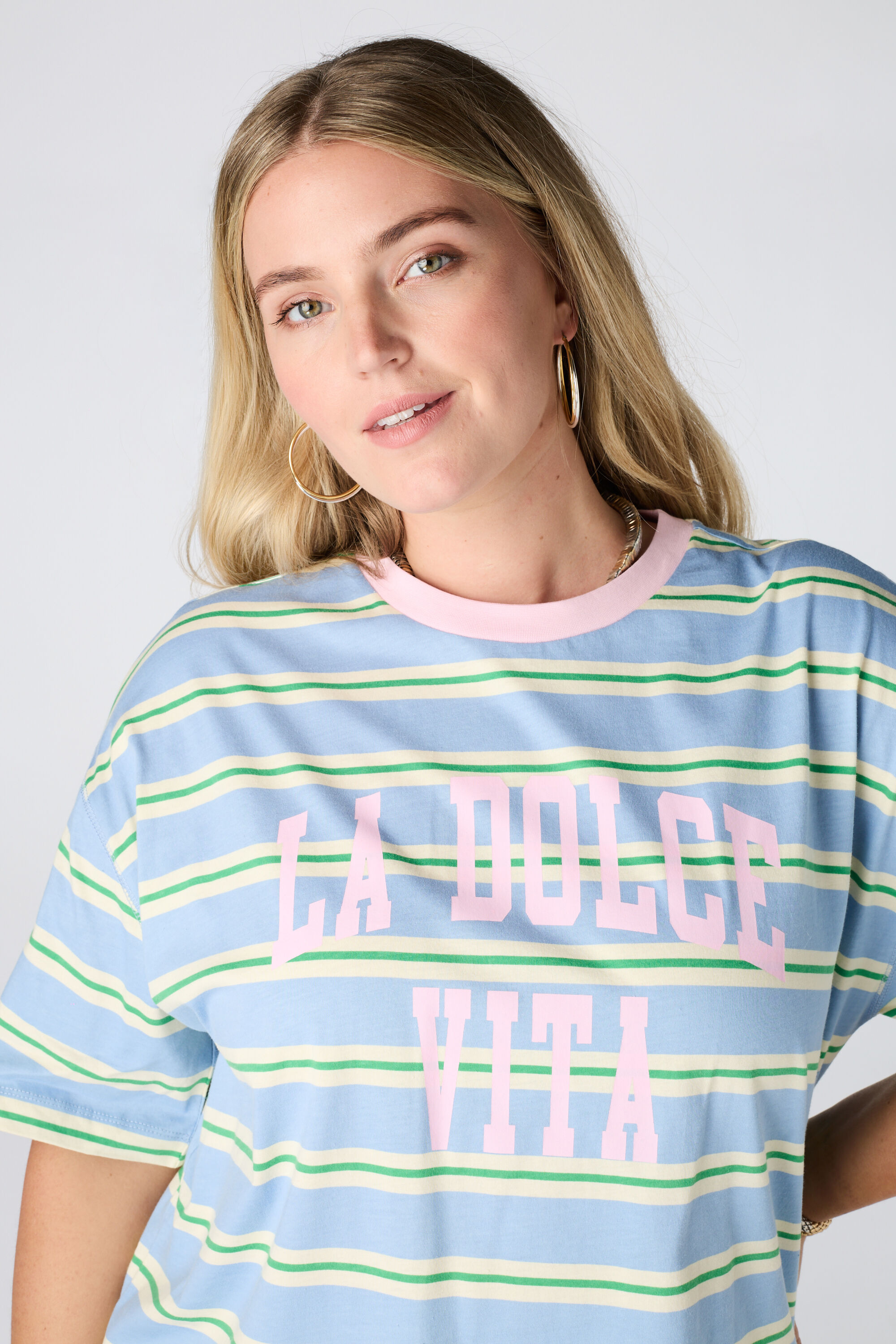 Camiseta de rayas con texto image number 4