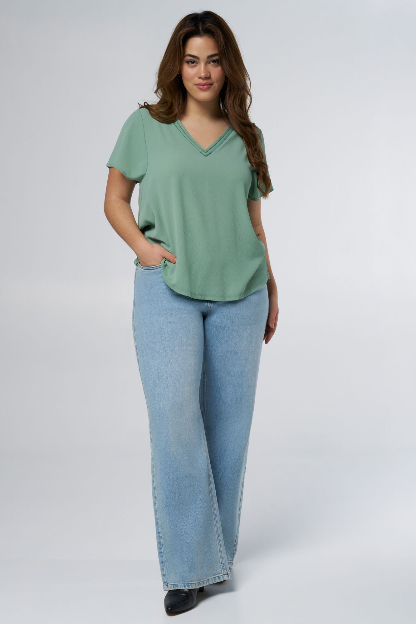 Camiseta con detalles en el cuello image number 6