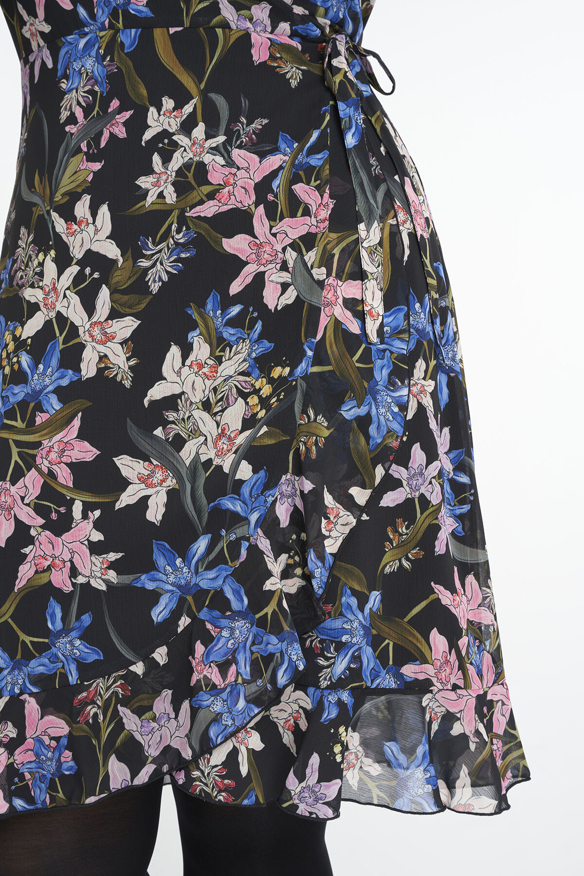 Vestido cruzado con volante  image number 6