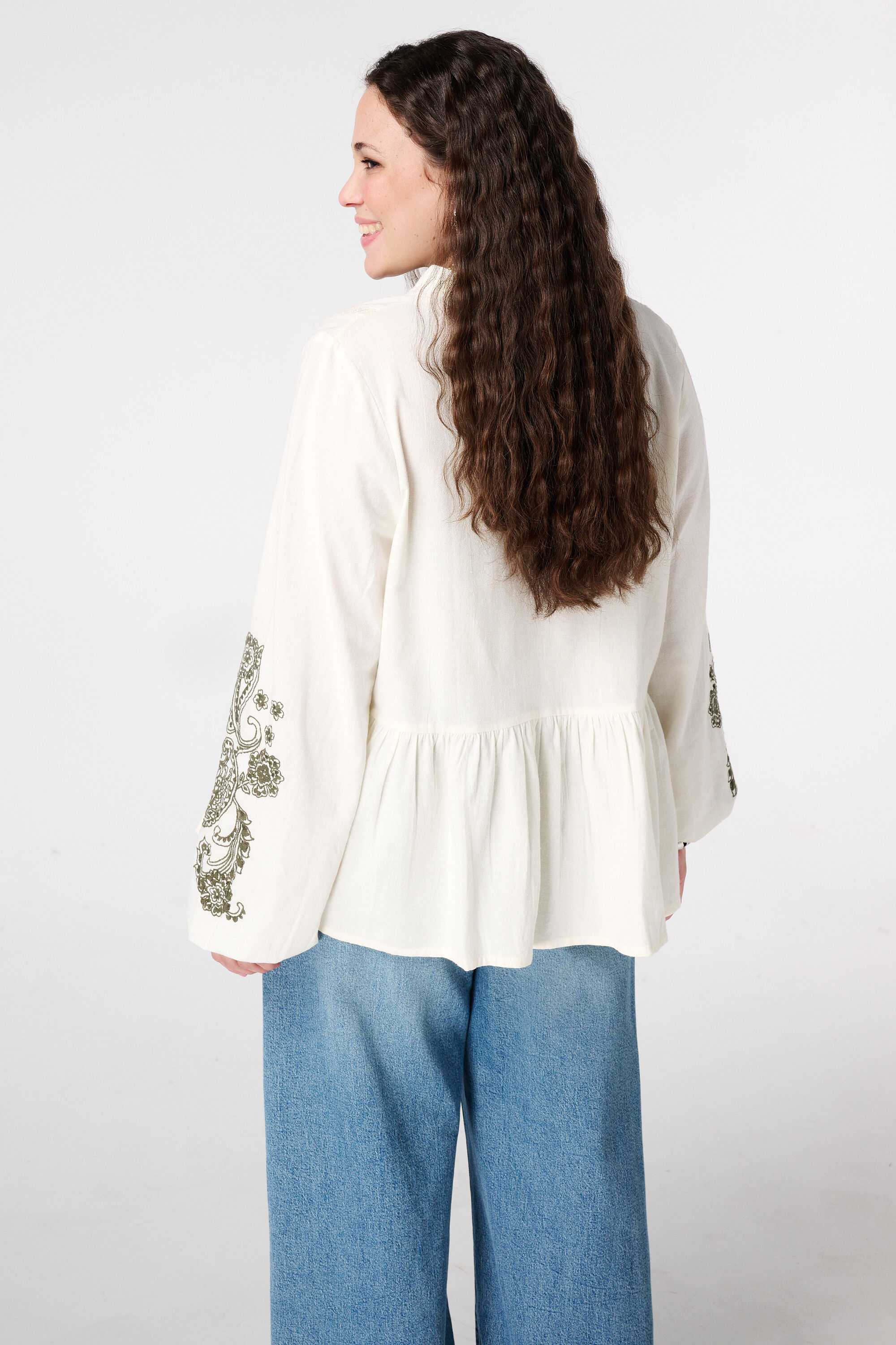 Blusa con bordado image number 3