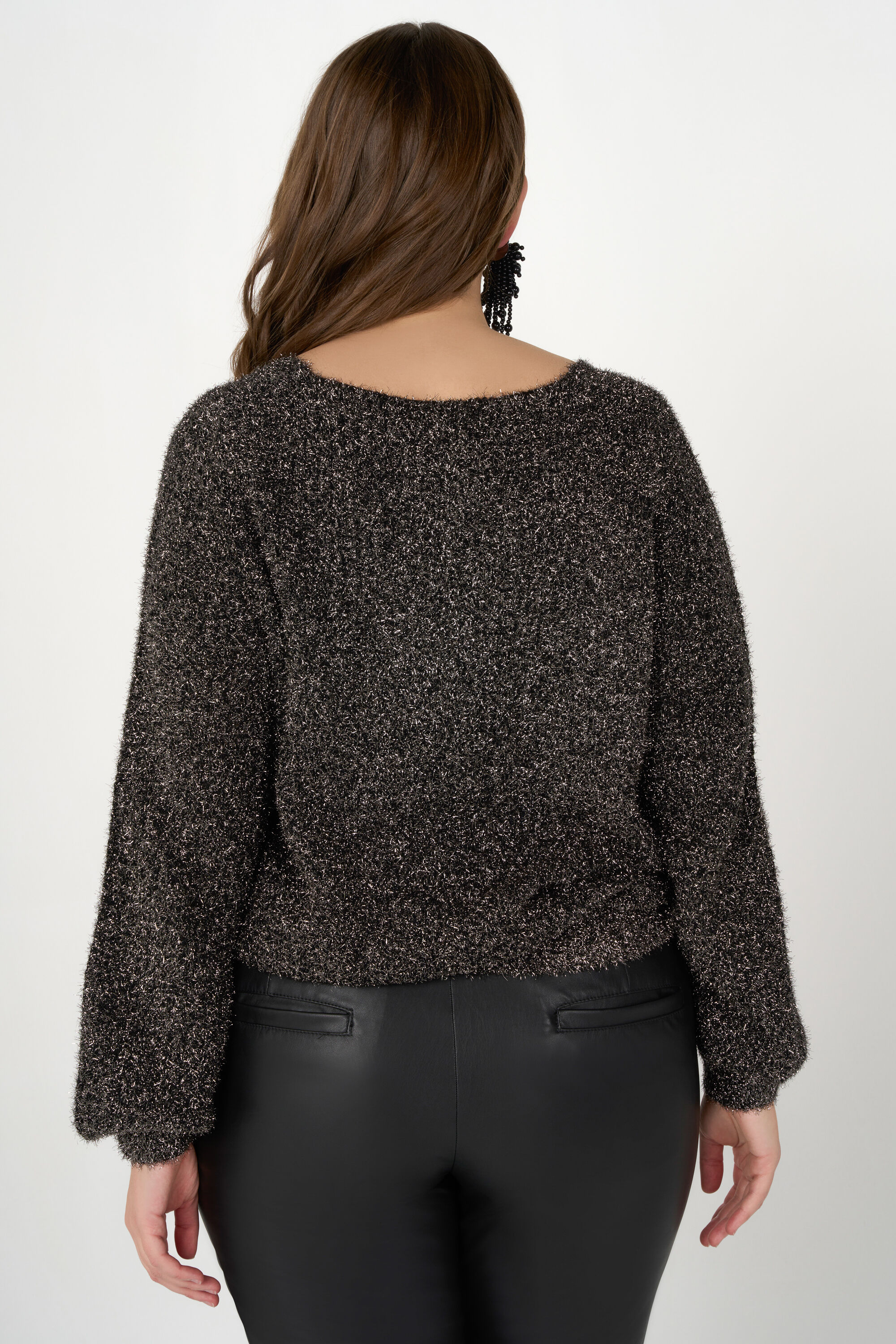 Su&eacute;ter con detalle plateado y estructura image number 3