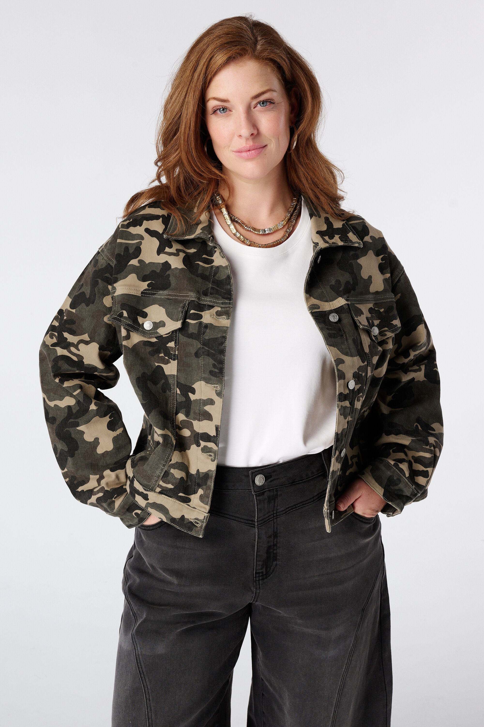 Cazadora vaquera con estampado de camuflaje