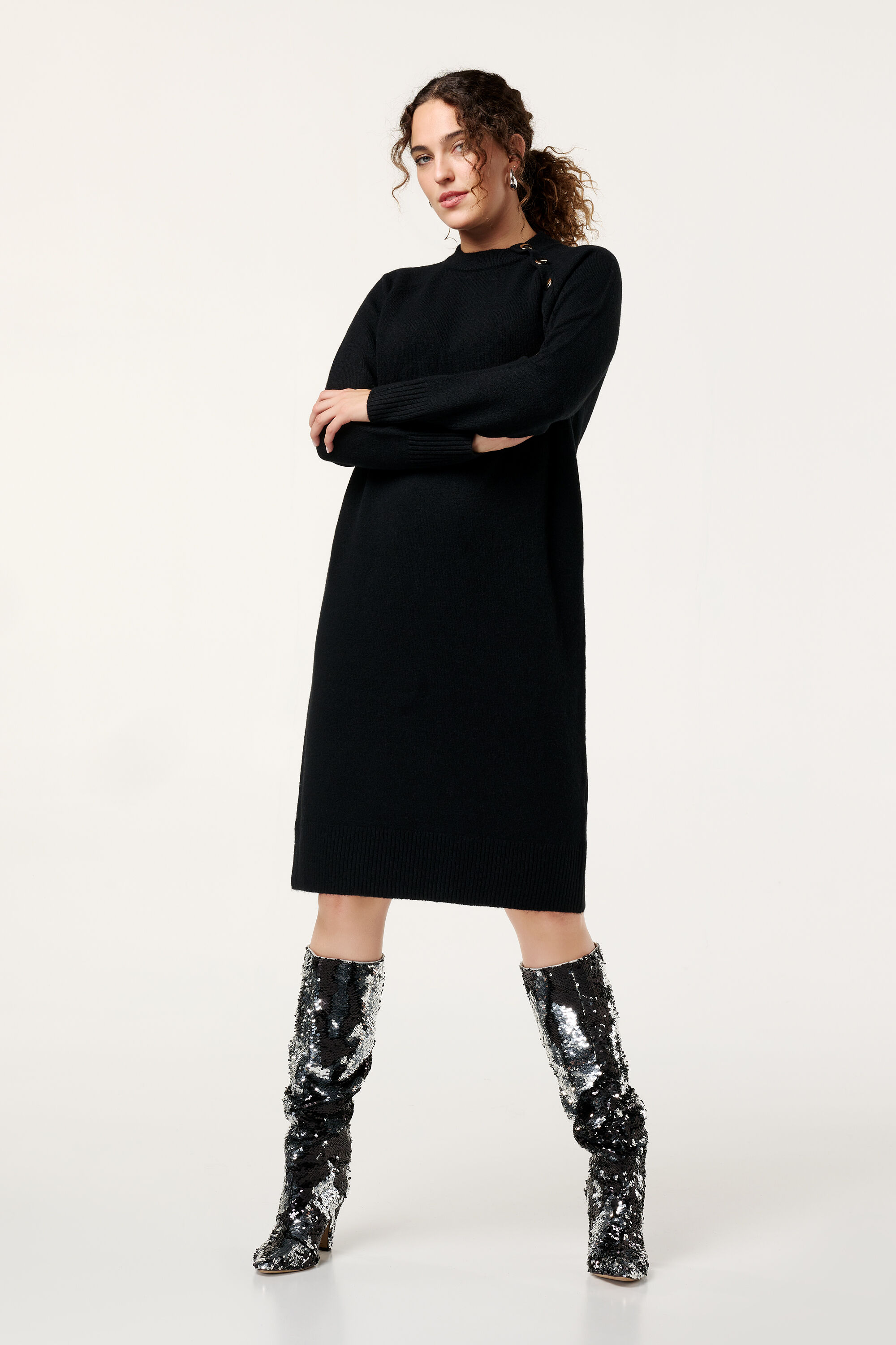 Vestido midi de punto con botones decorativos image number 5