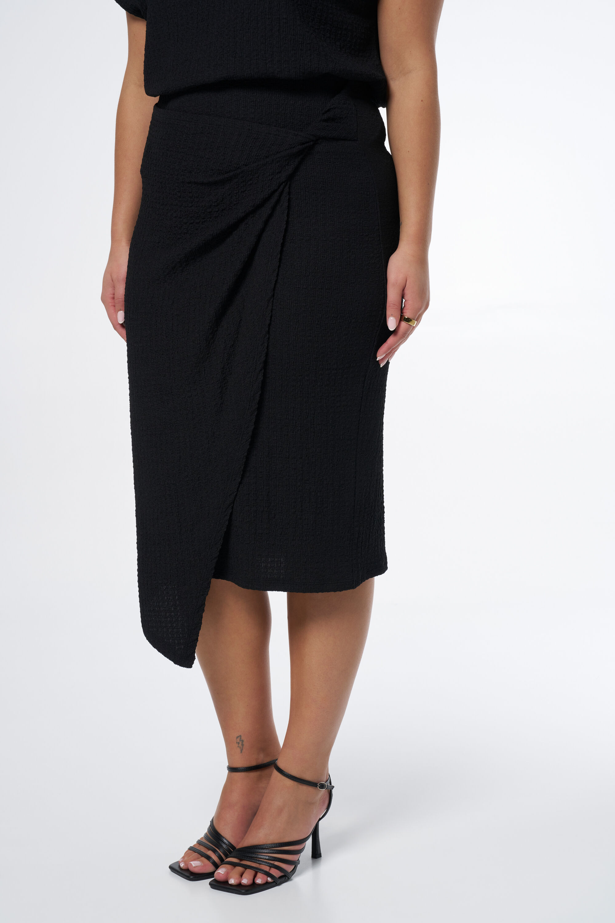 Falda midi con tejido con textura image number 5