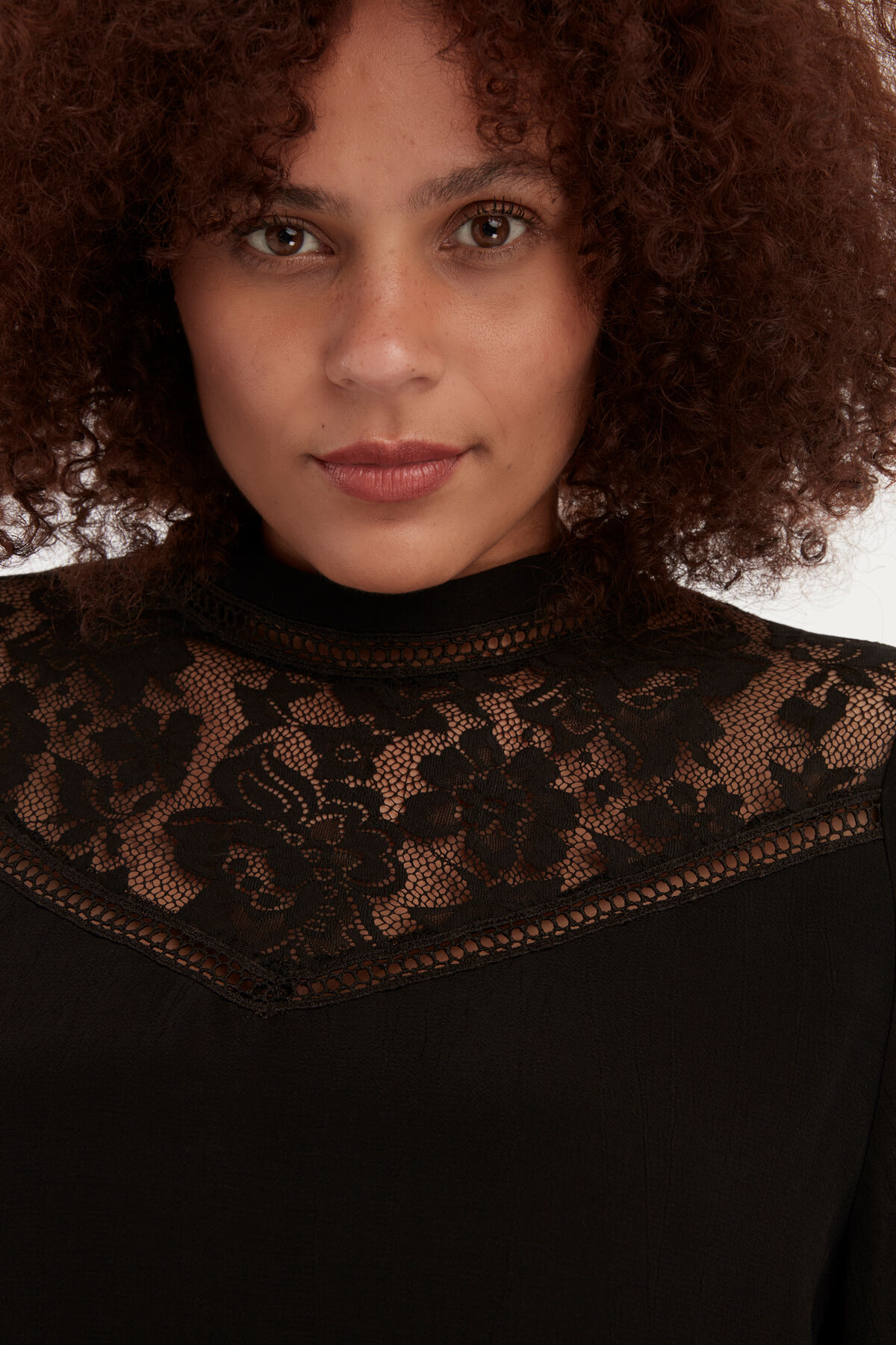Blusa con cuello de encaje image number 4