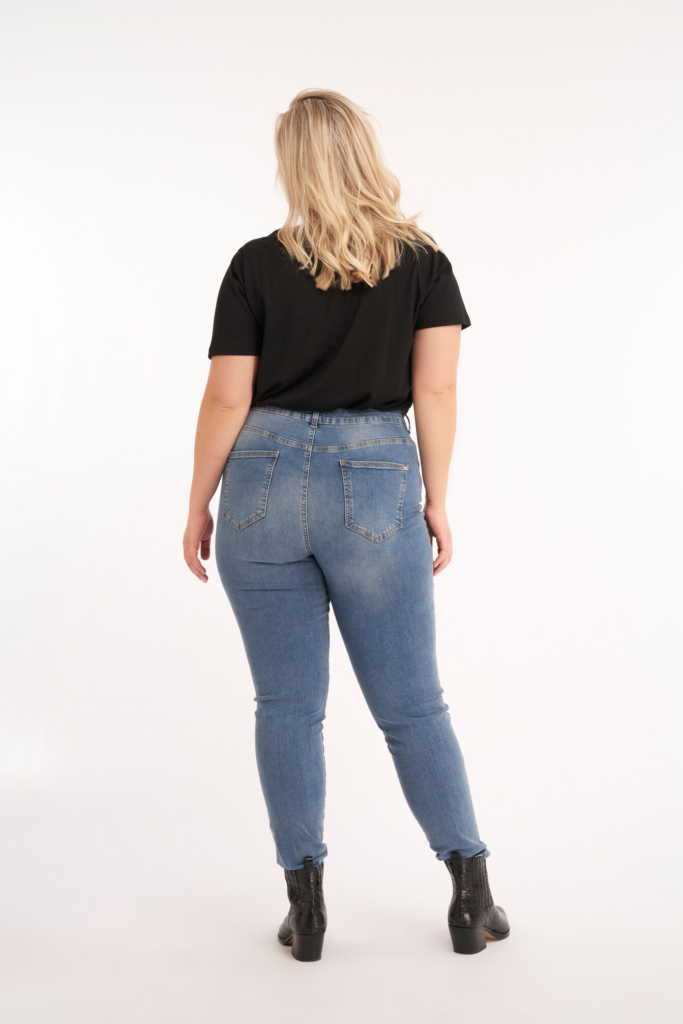 Vaqueros con tachuelas image number 5