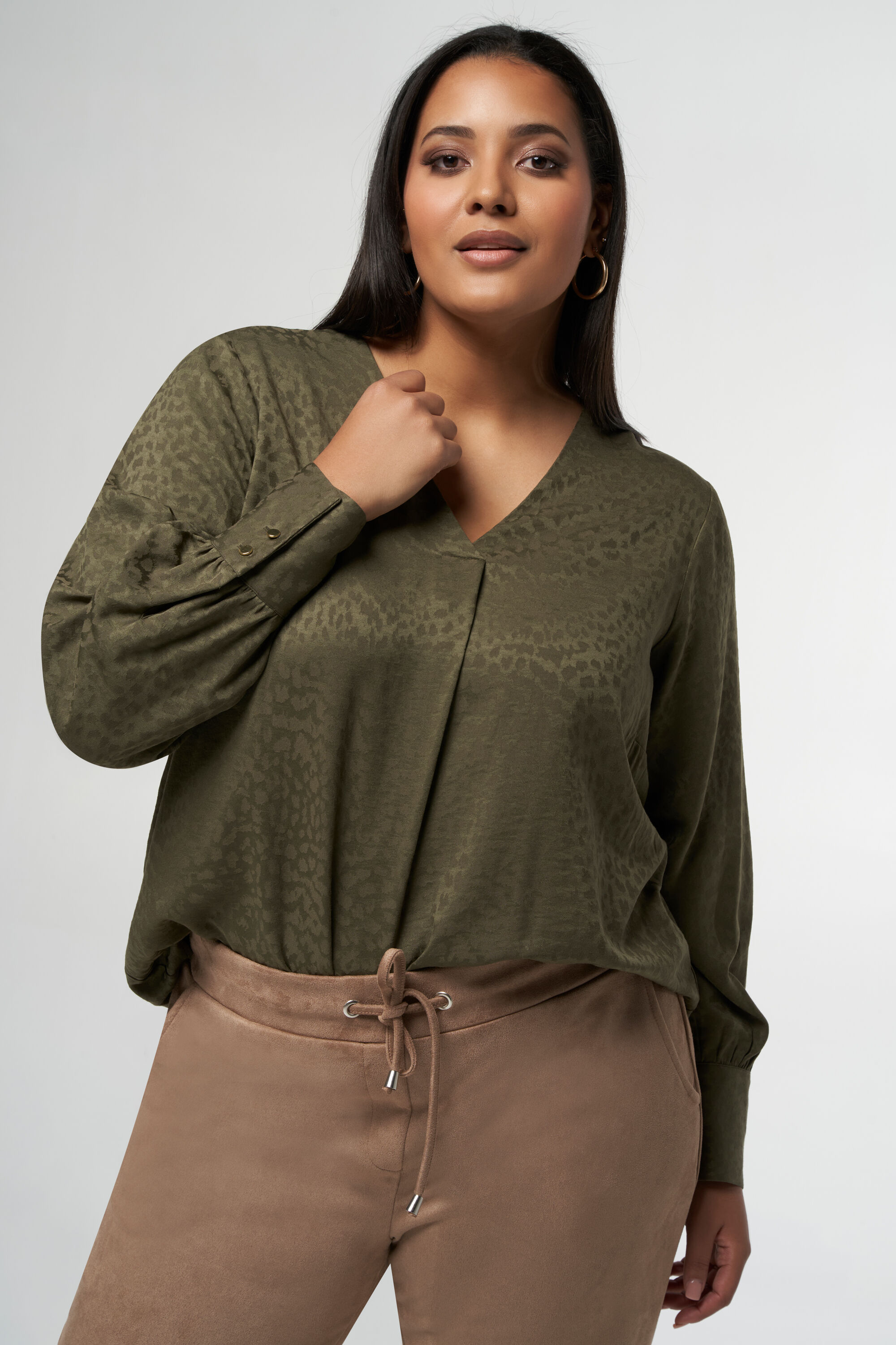 Blusa de sat&eacute;n con estampado image number 5