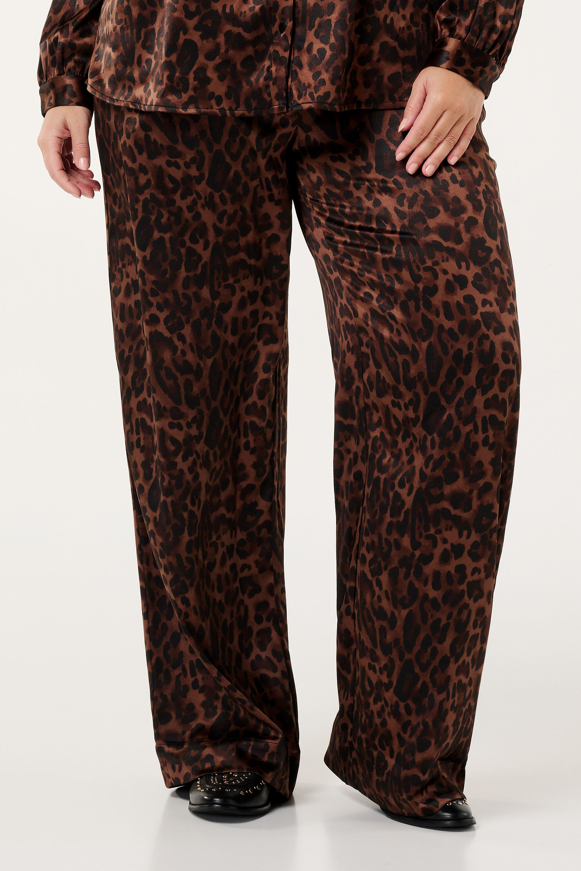 Pantalones con estampado leopardo con cord&oacute;n image number 5