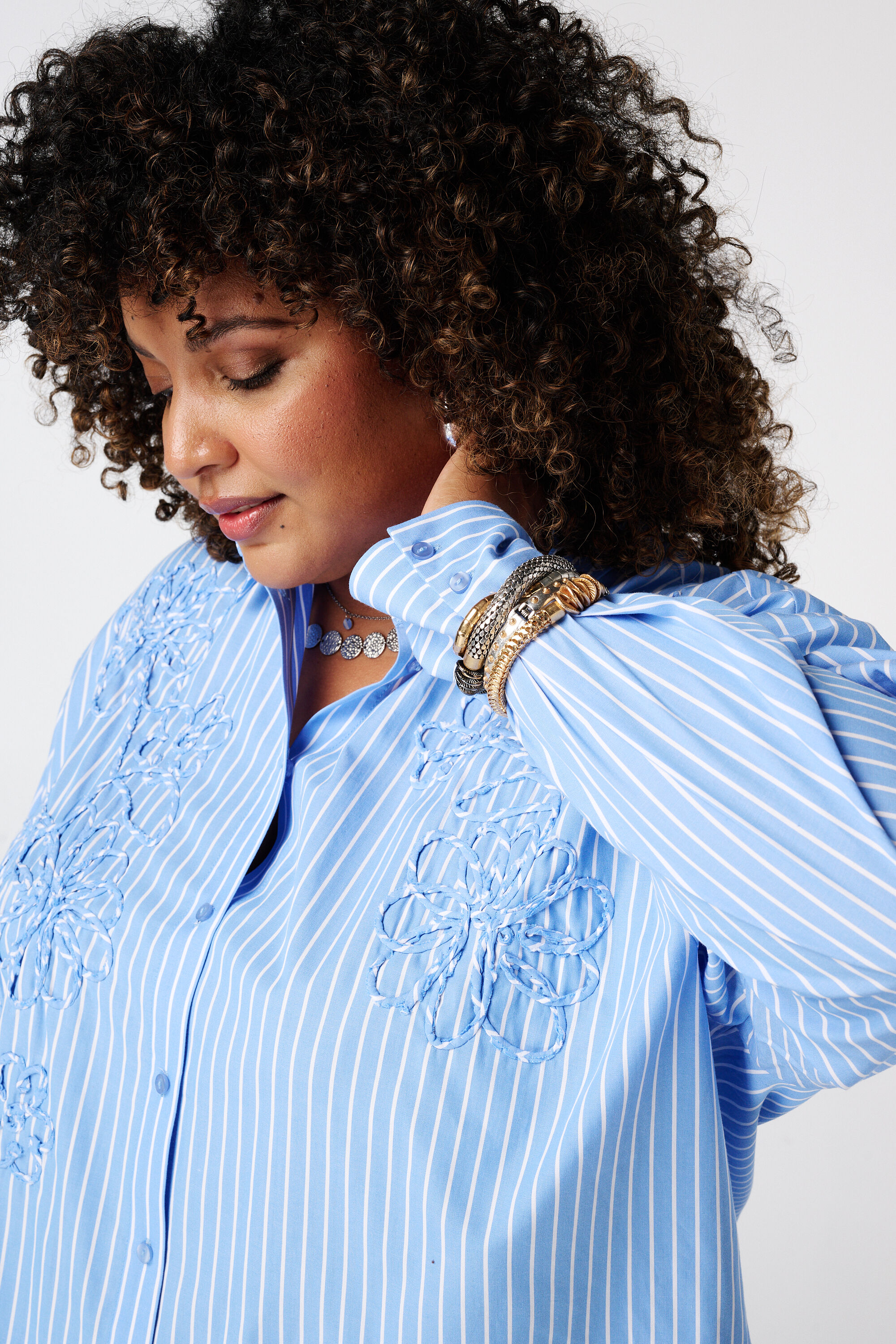 Blusa de rayas con bordado image number 4